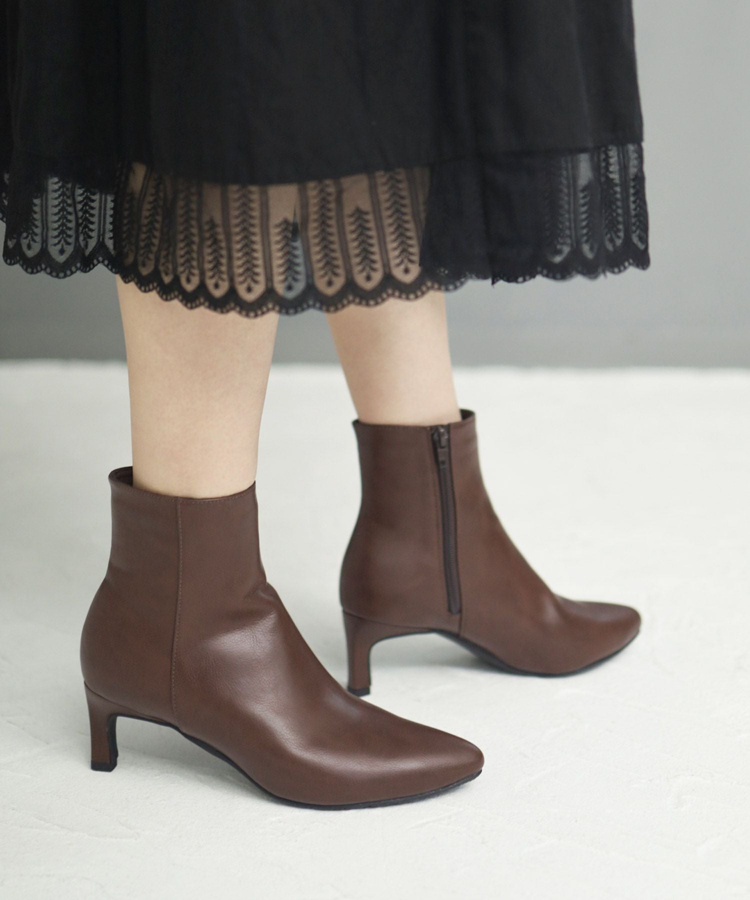 削れにくいかかとゴム使用！ポインテッドトゥストレートヒールショートブーツ