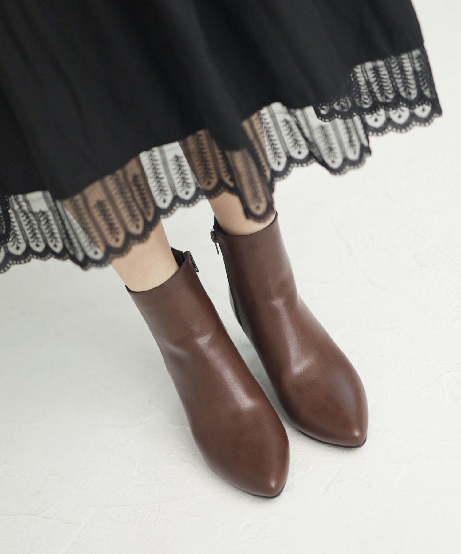 削れにくいかかとゴム使用!ポインテッドトゥストレートヒールショートブーツ