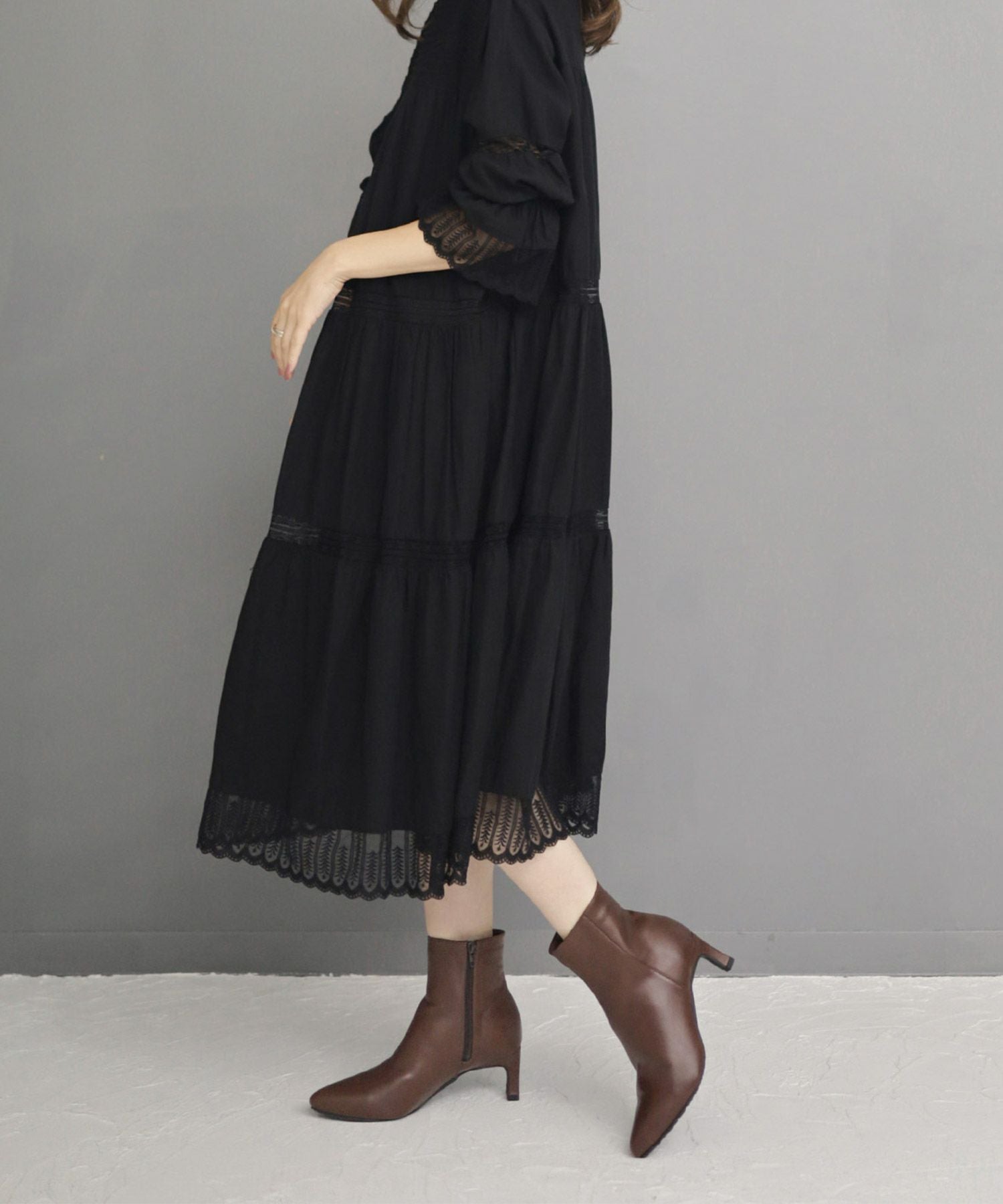 削れにくいかかとゴム使用!ポインテッドトゥストレートヒールショートブーツ