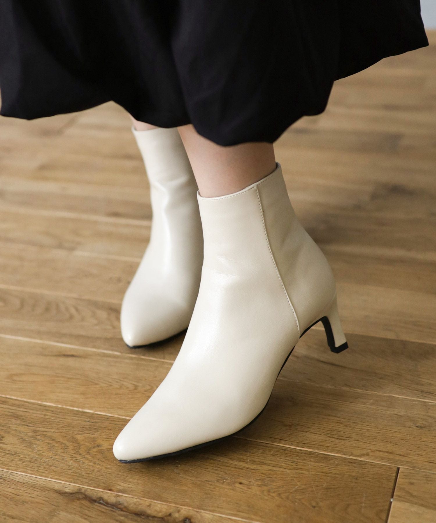 削れにくいかかとゴム使用！ポインテッドトゥストレートヒールショートブーツ