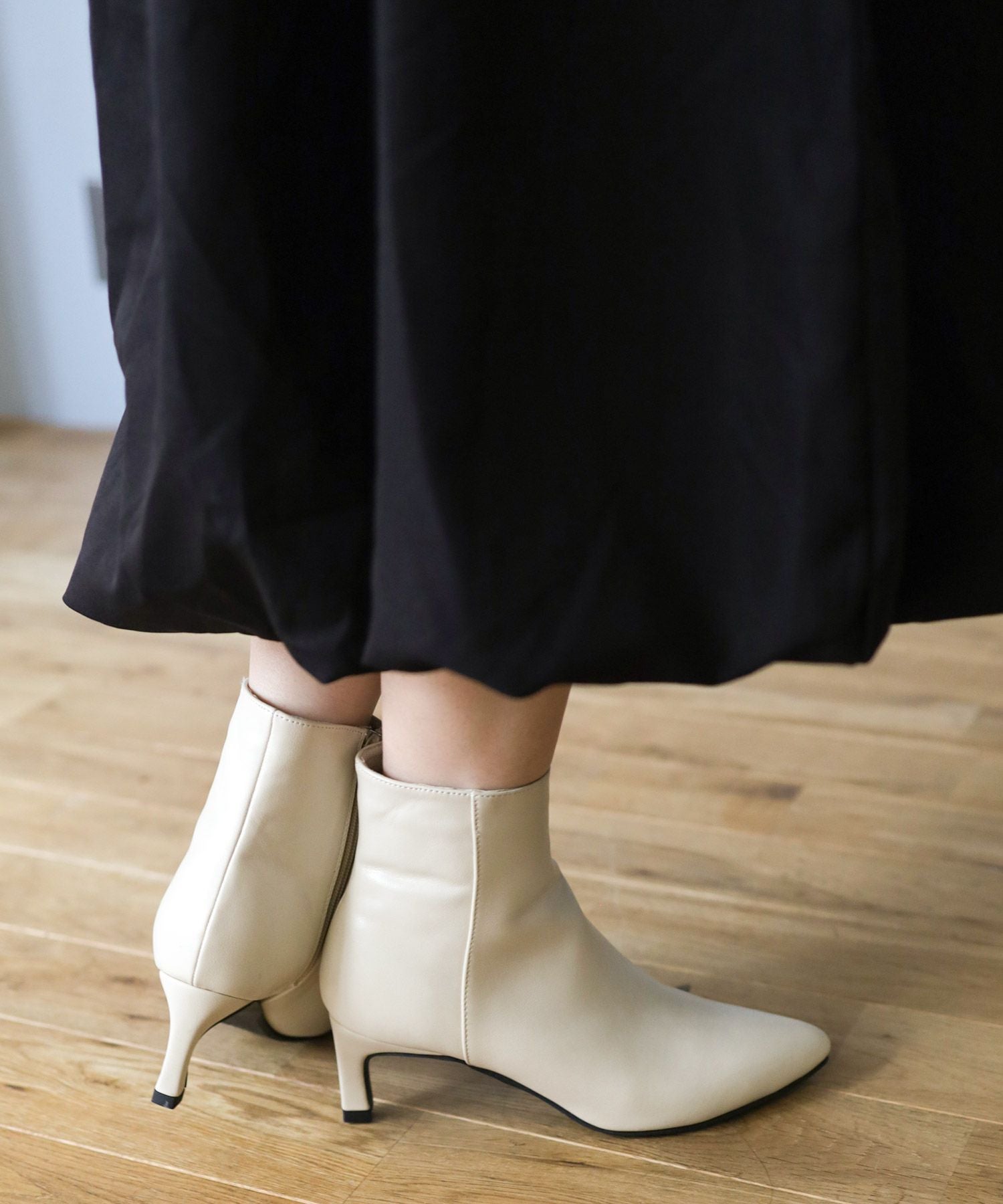 削れにくいかかとゴム使用!ポインテッドトゥストレートヒールショートブーツ