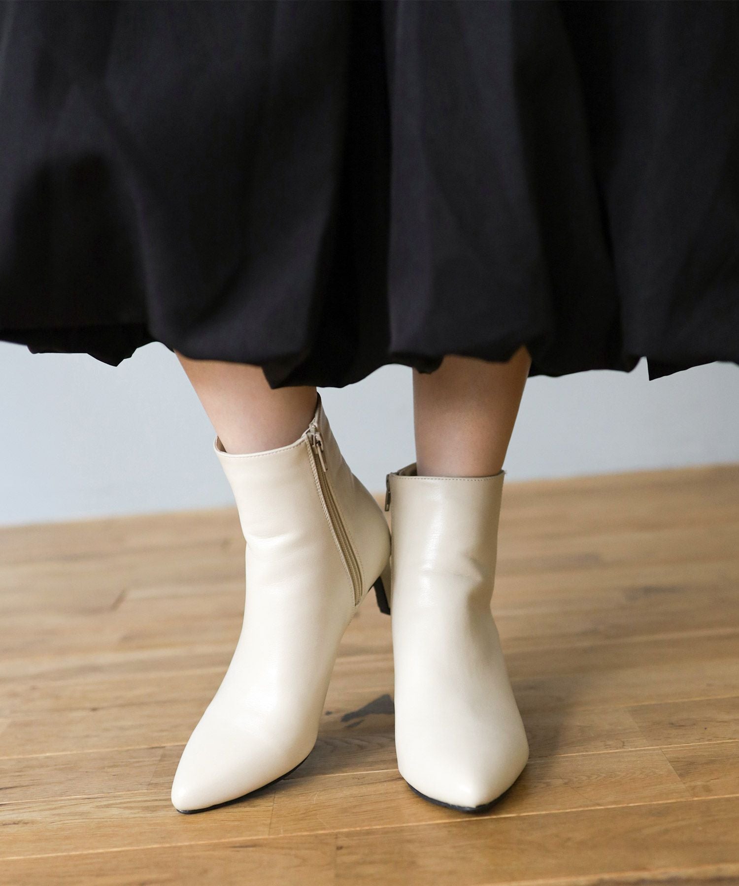 削れにくいかかとゴム使用!ポインテッドトゥストレートヒールショートブーツ