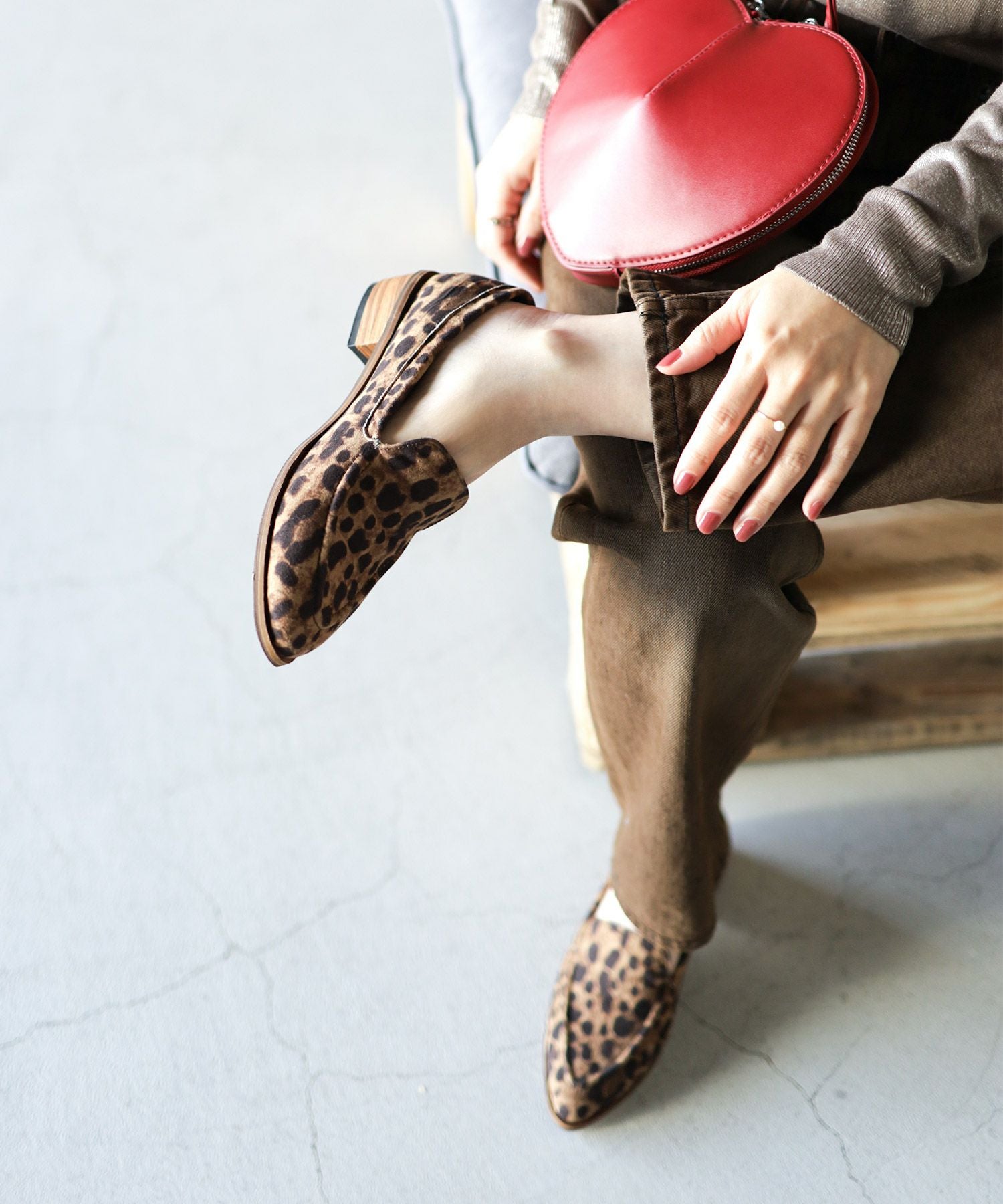 ウッドヒールのアーモンドトゥローファーパンプス 一部4月上旬・4月末