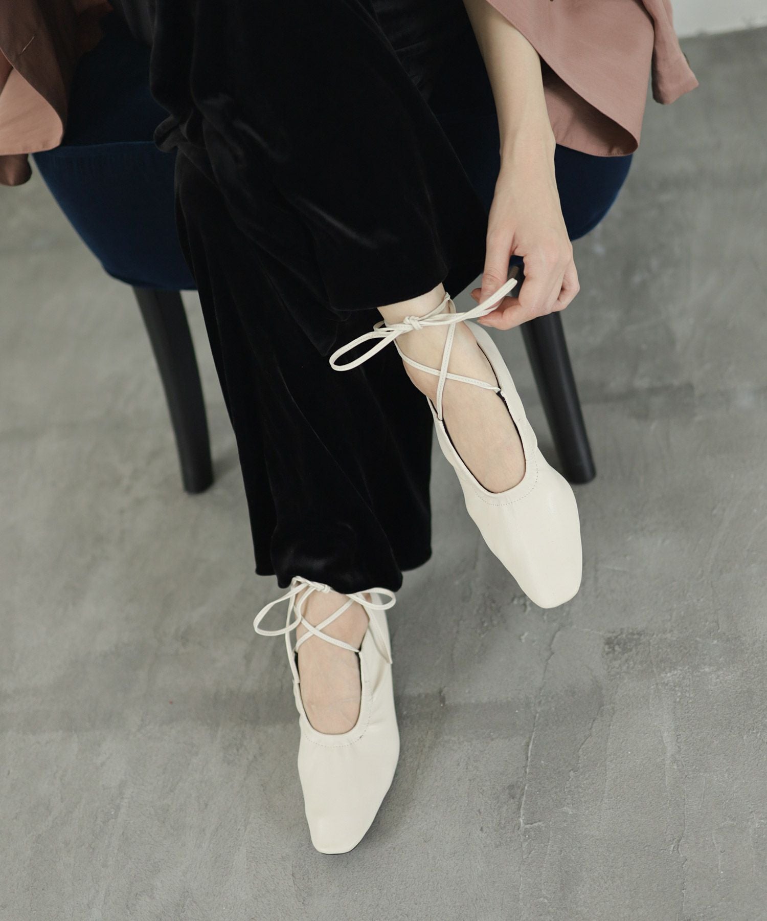 スクエアトゥレースアップパンプス