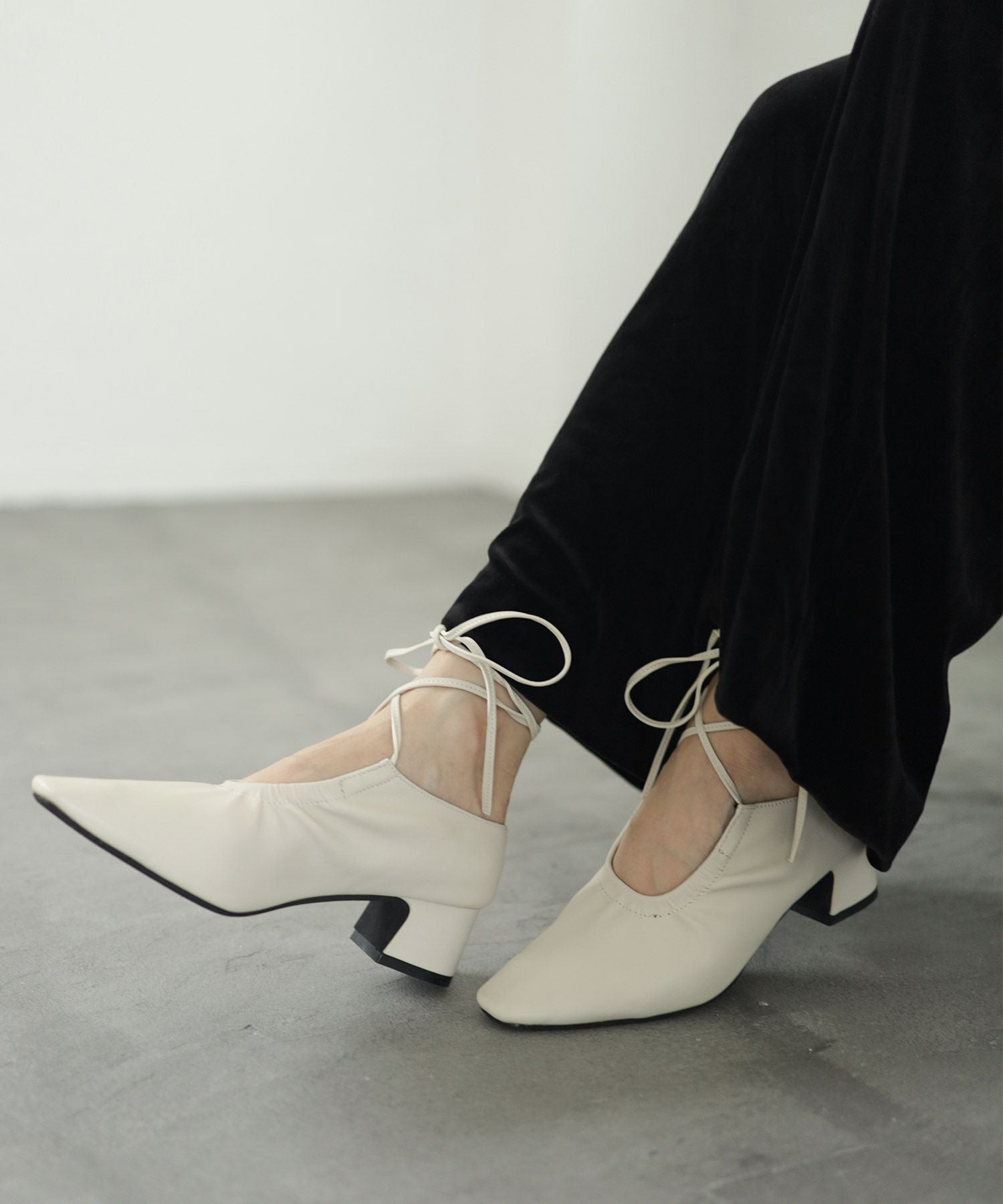 スクエアトゥレースアップパンプス