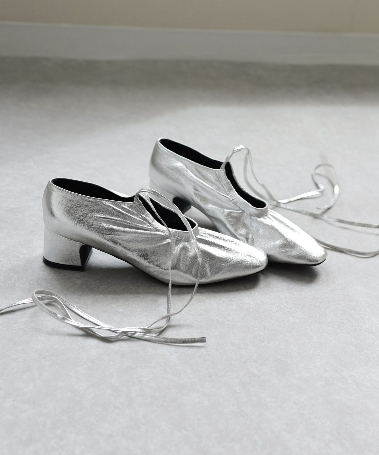 スクエアトゥレースアップパンプス