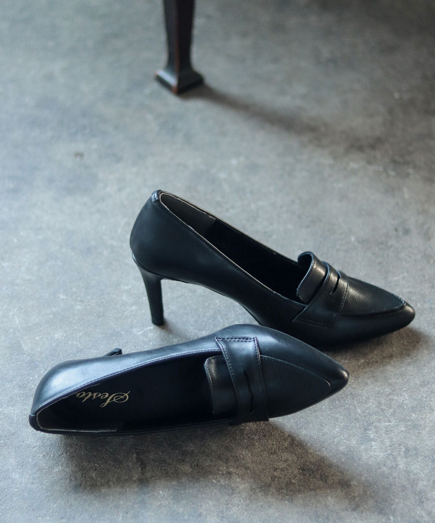 ポインテッドトゥコインローファーパンプス