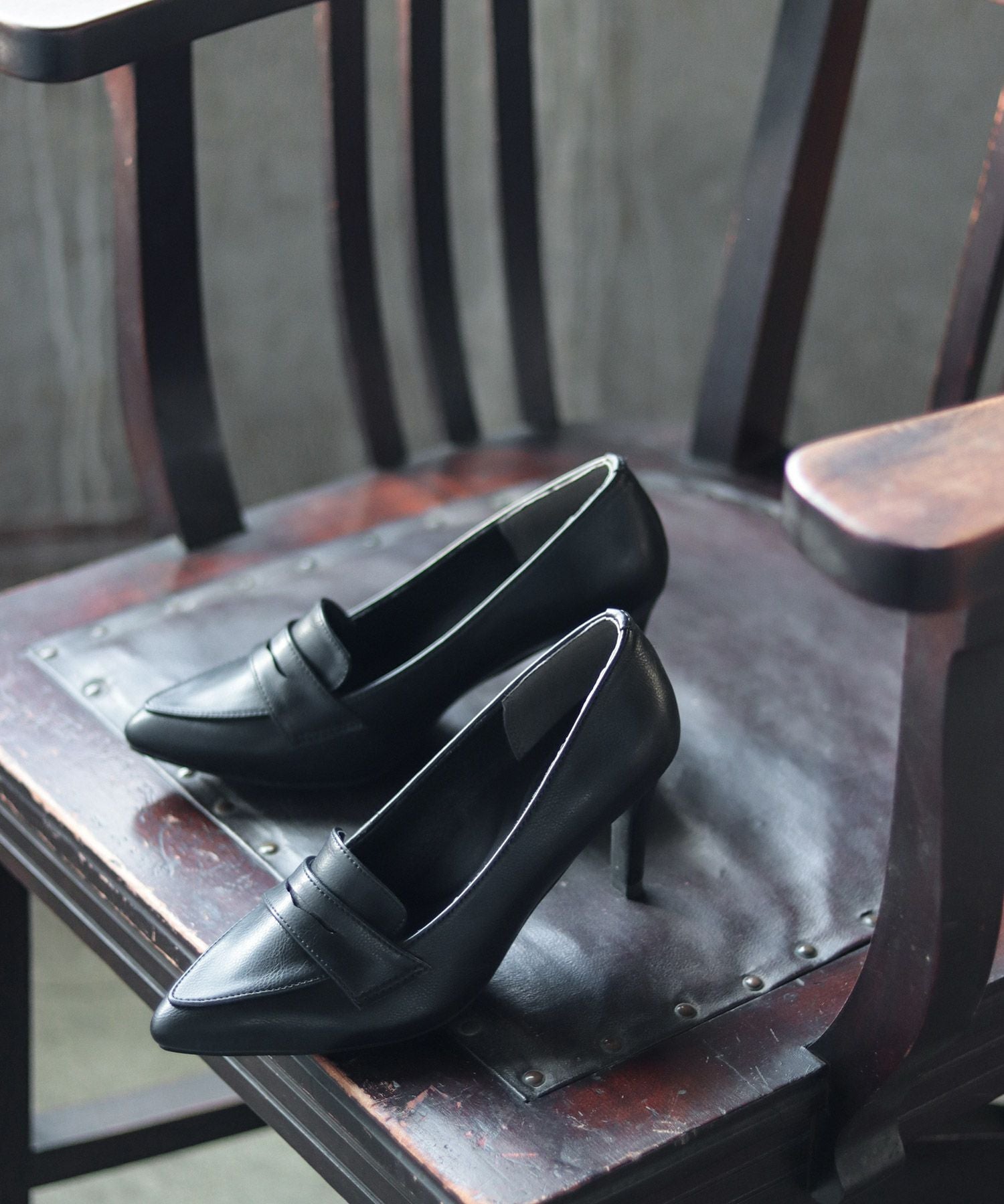 ポインテッドトゥコインローファーパンプス