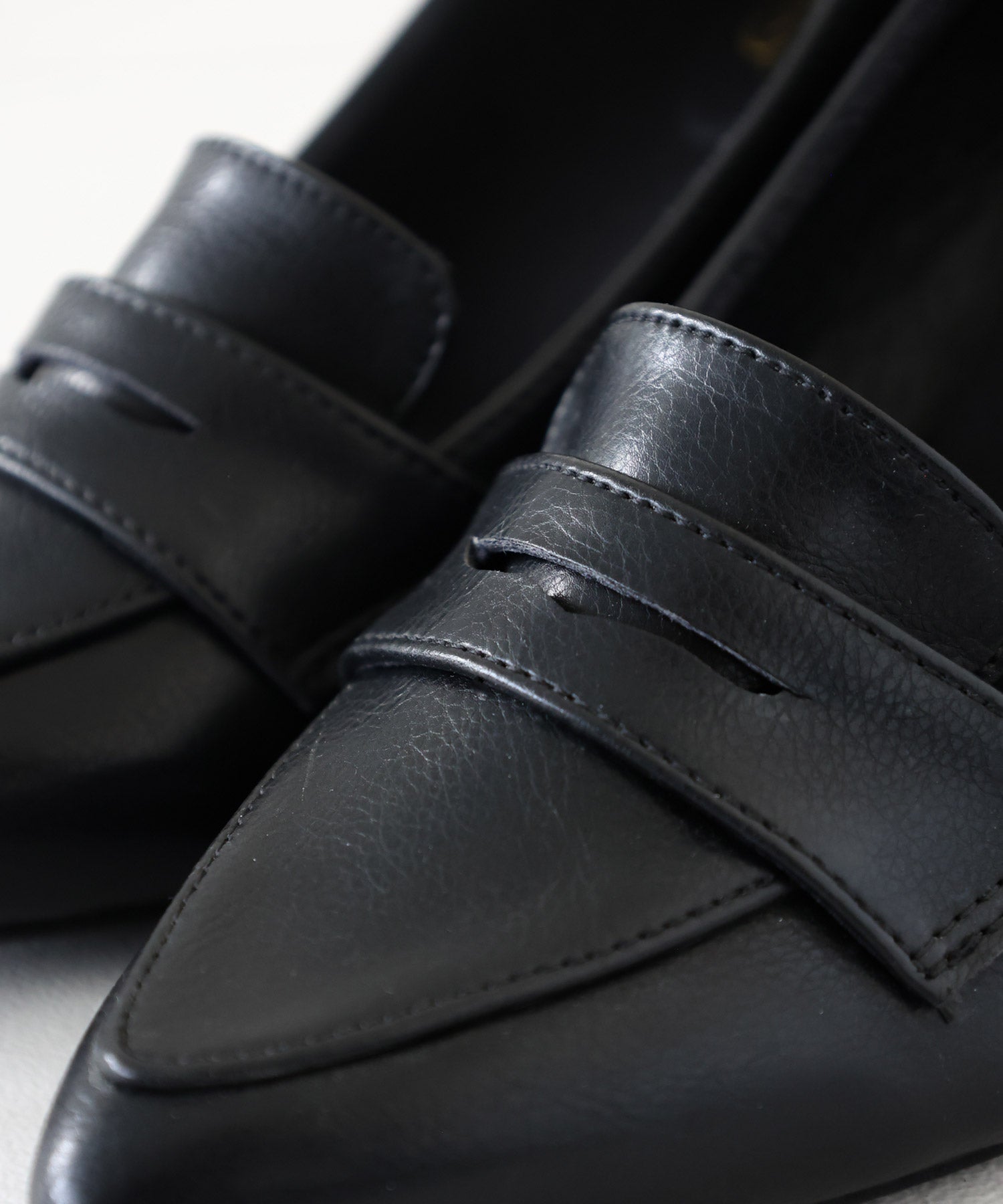 ポインテッドトゥコインローファーパンプス