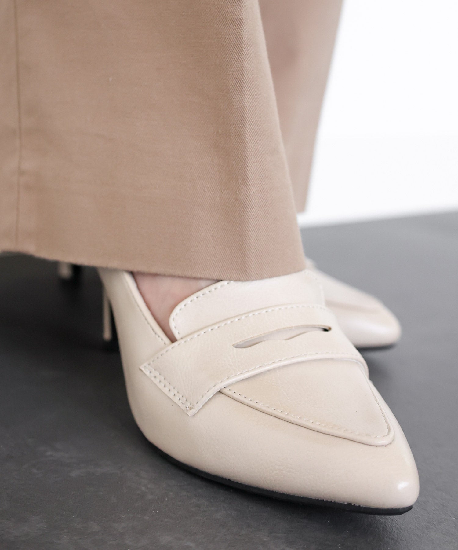 ポインテッドトゥコインローファーパンプス