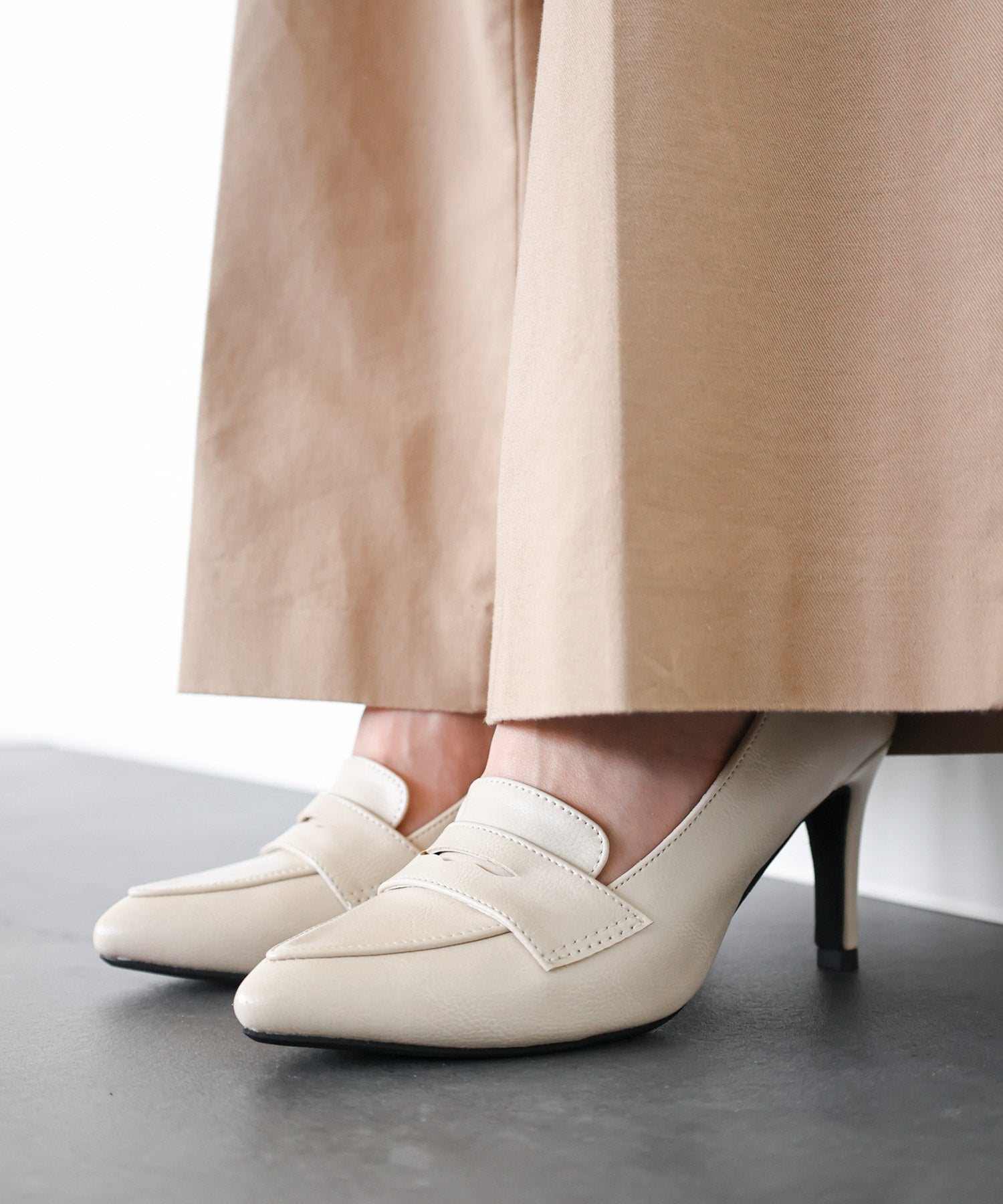 ポインテッドトゥコインローファーパンプス