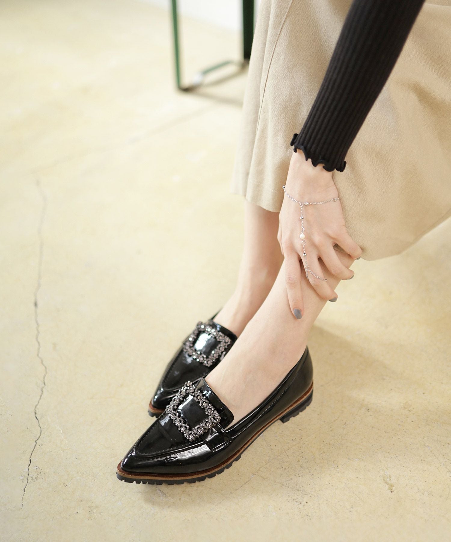 ビジューモチーフ付きトラックソールローファーパンプス【公式ショップ