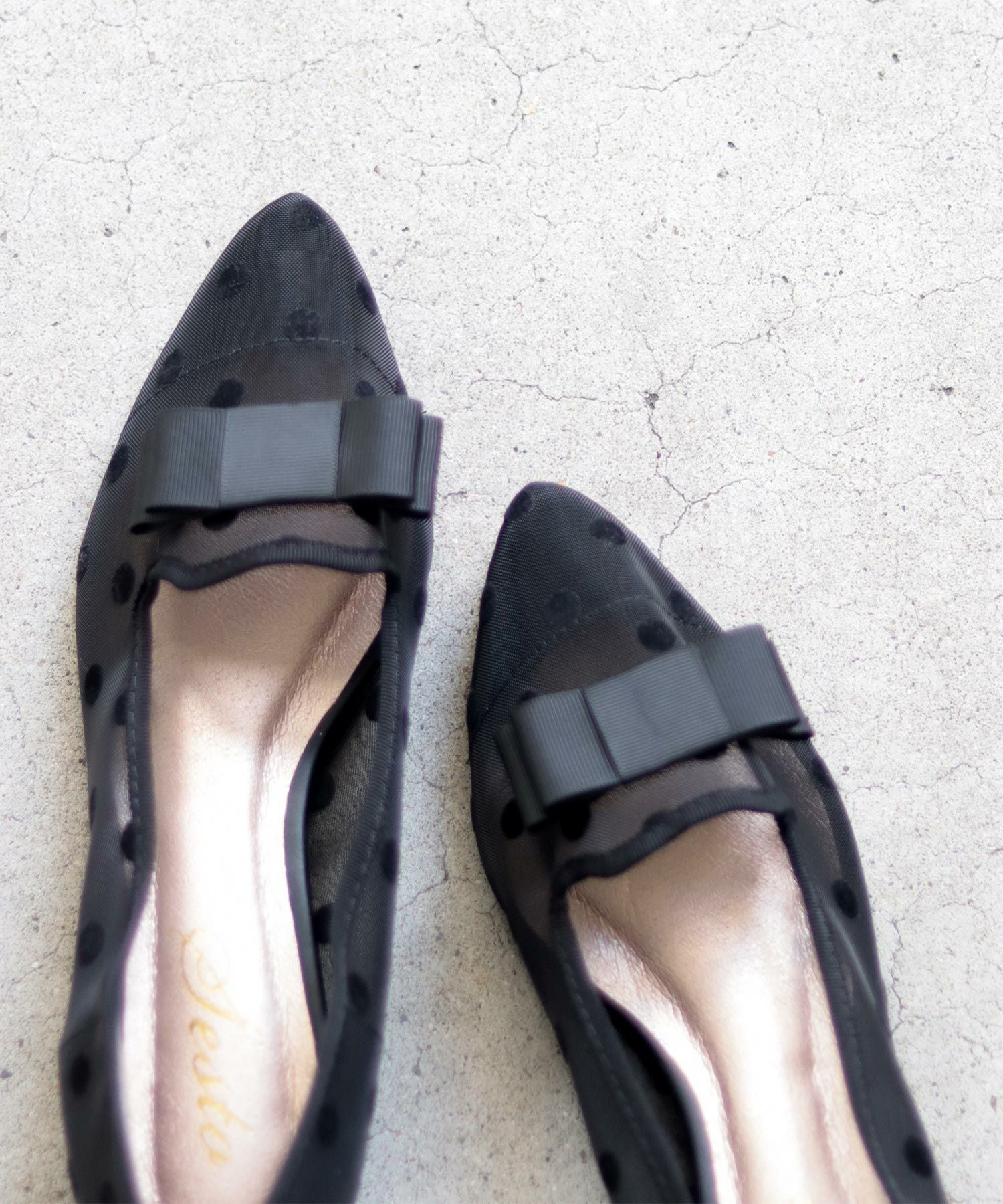 ドットチュールのリボン付きシースルーローヒールパンプス