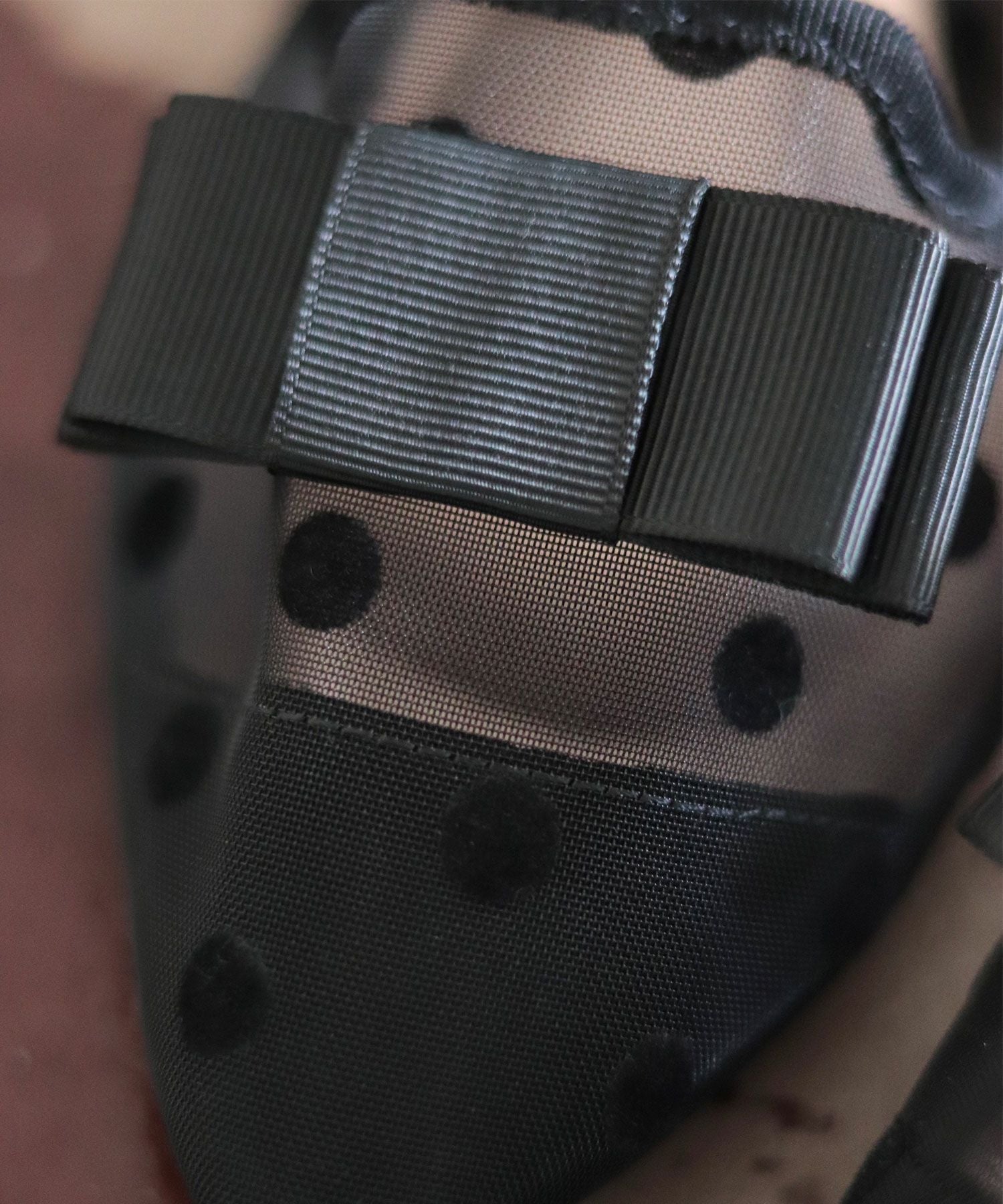 ドットチュールのリボン付きシースルーローヒールパンプス