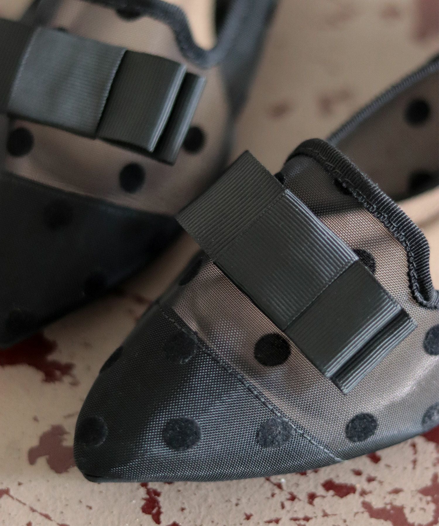 ドットチュールのリボン付きシースルーローヒールパンプス