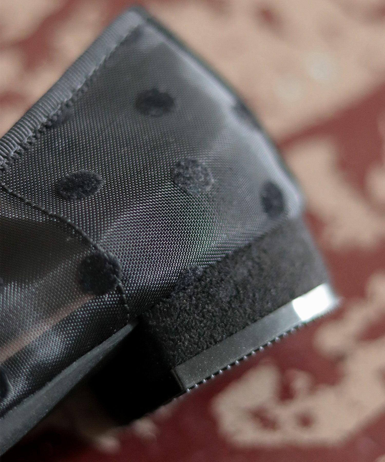 ドットチュールのリボン付きシースルーローヒールパンプス