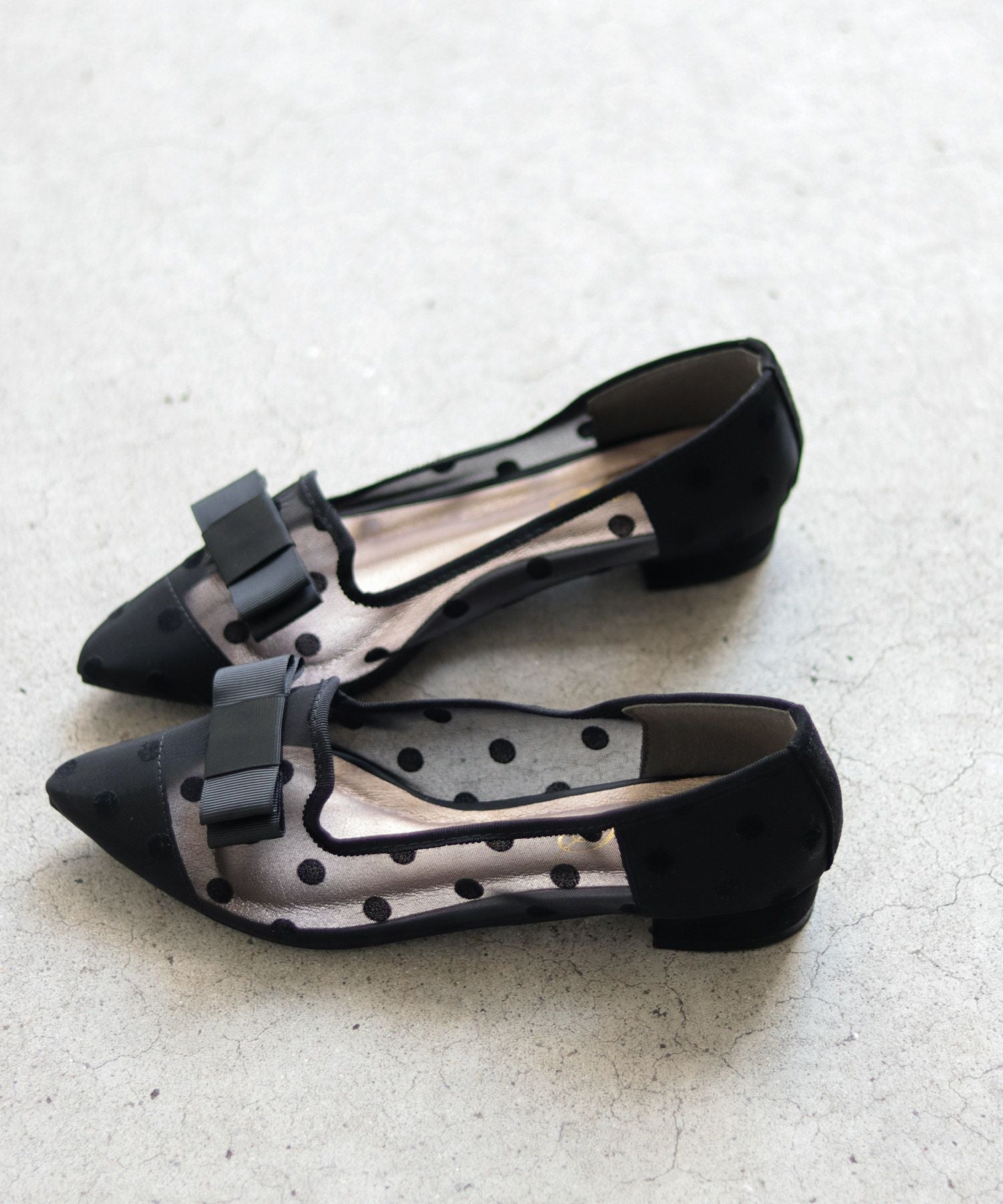 ドットチュールのリボン付きシースルーローヒールパンプス