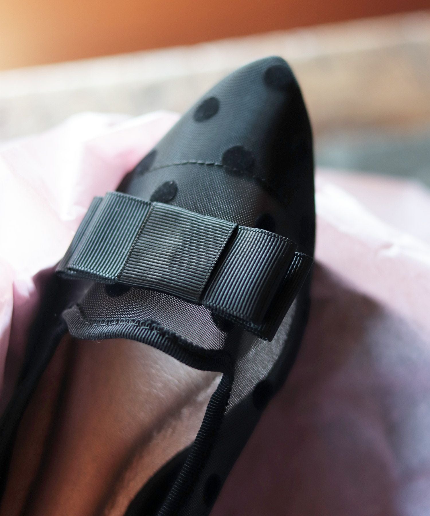 ドットチュールのリボン付きシースルーローヒールパンプス