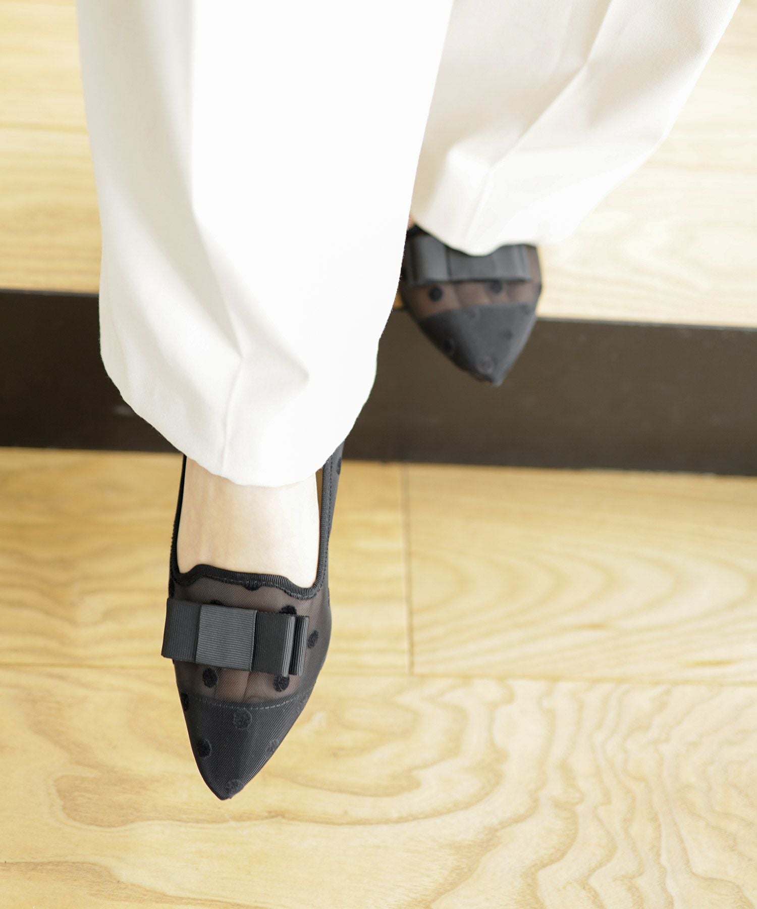 ドットチュールのリボン付きシースルーローヒールパンプス