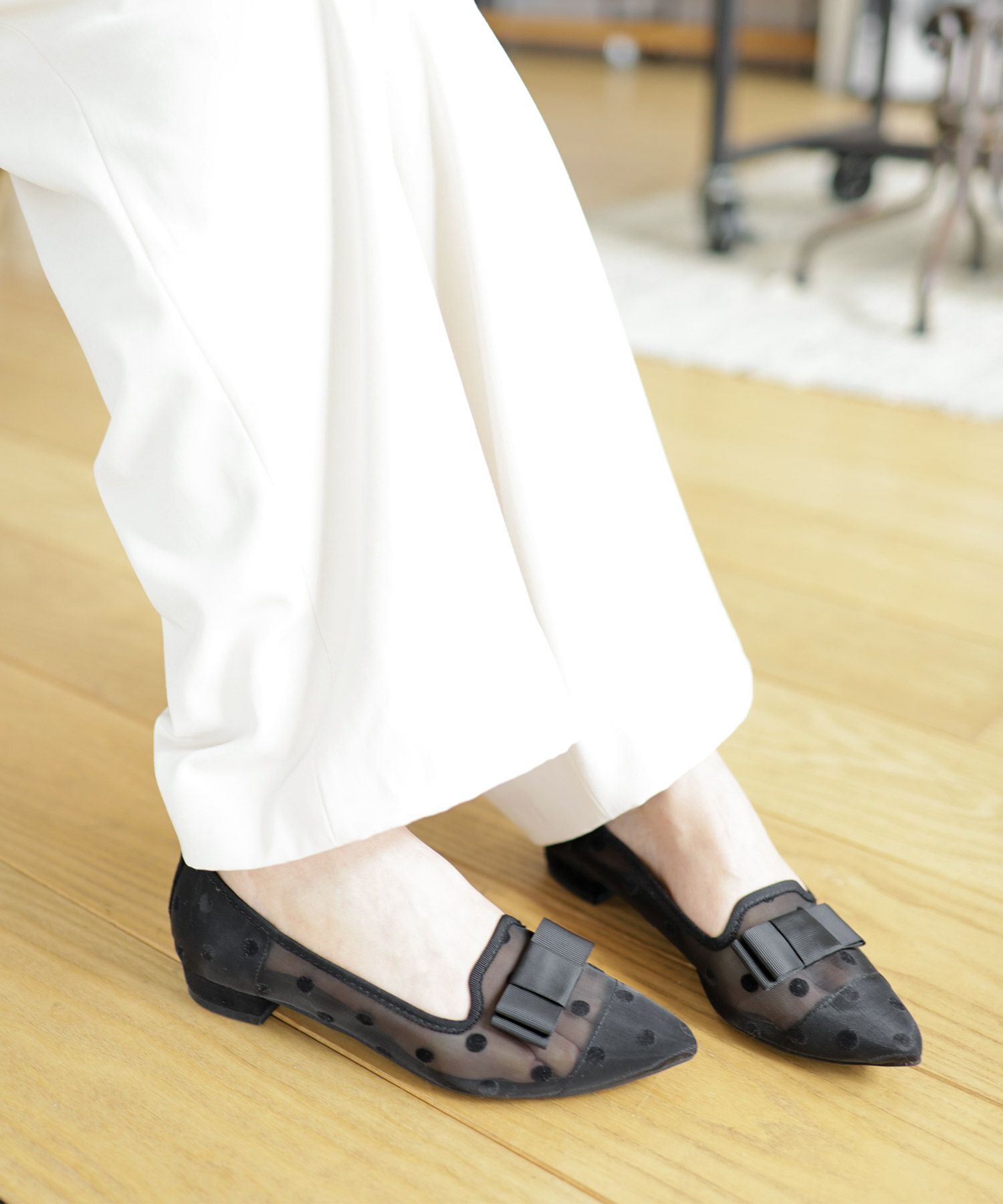 ドットチュールのリボン付きシースルーローヒールパンプス