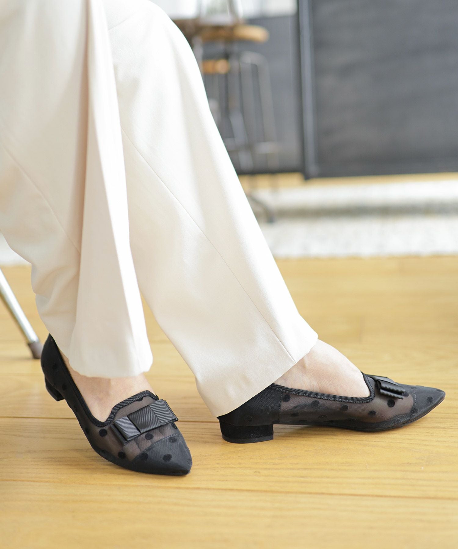 ドットチュールのリボン付きシースルーローヒールパンプス