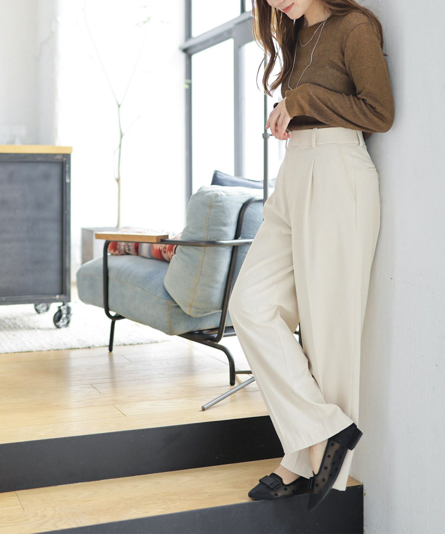 ドットチュールのリボン付きシースルーローヒールパンプス