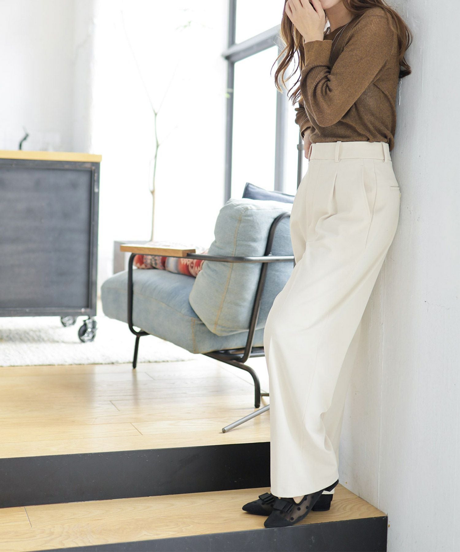 ドットチュールのリボン付きシースルーローヒールパンプス