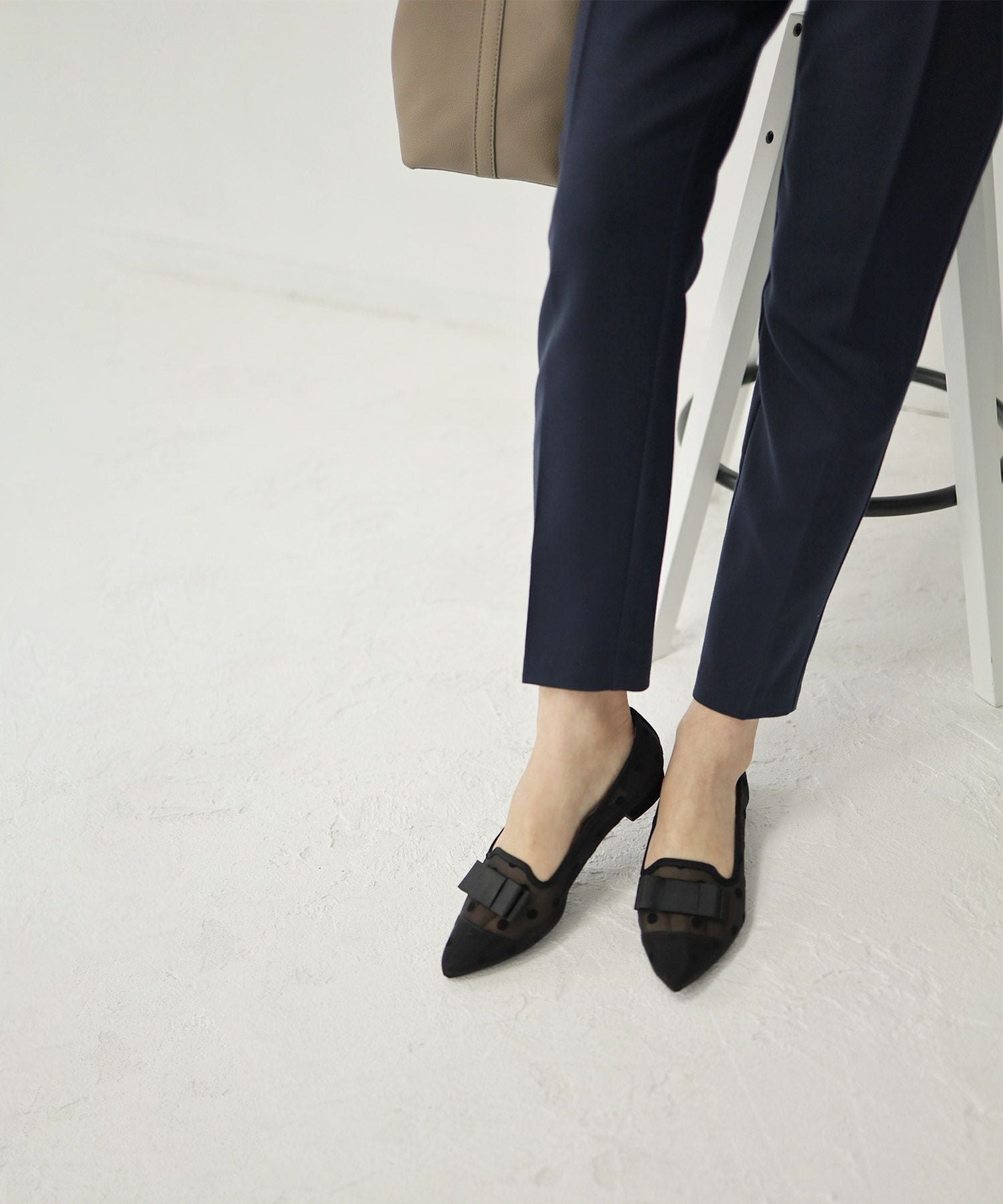 ドットチュールのリボン付きシースルーローヒールパンプス