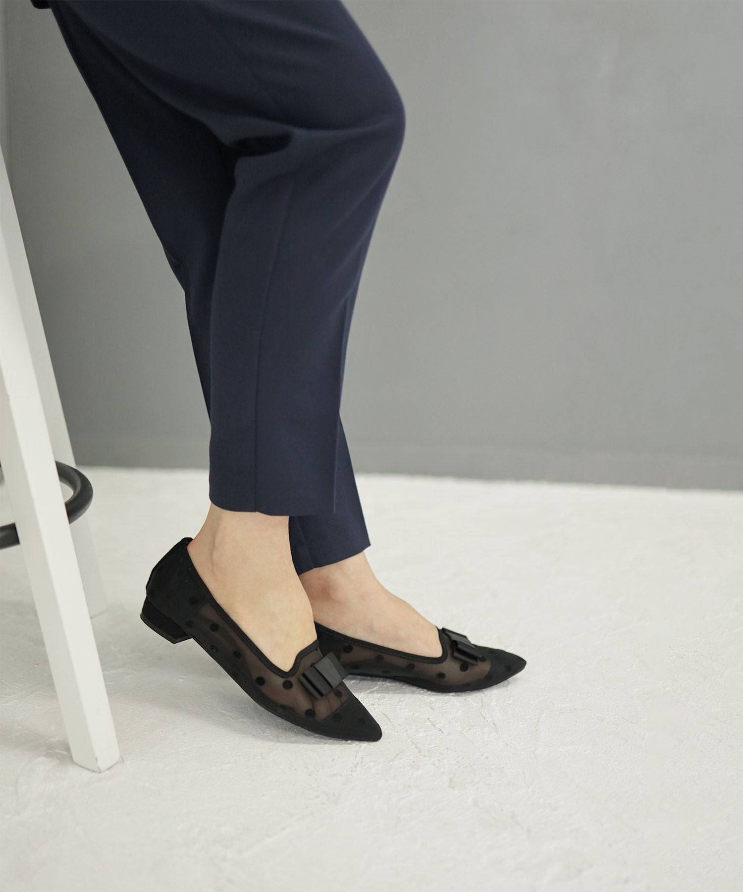 ドットチュールのリボン付きシースルーローヒールパンプス