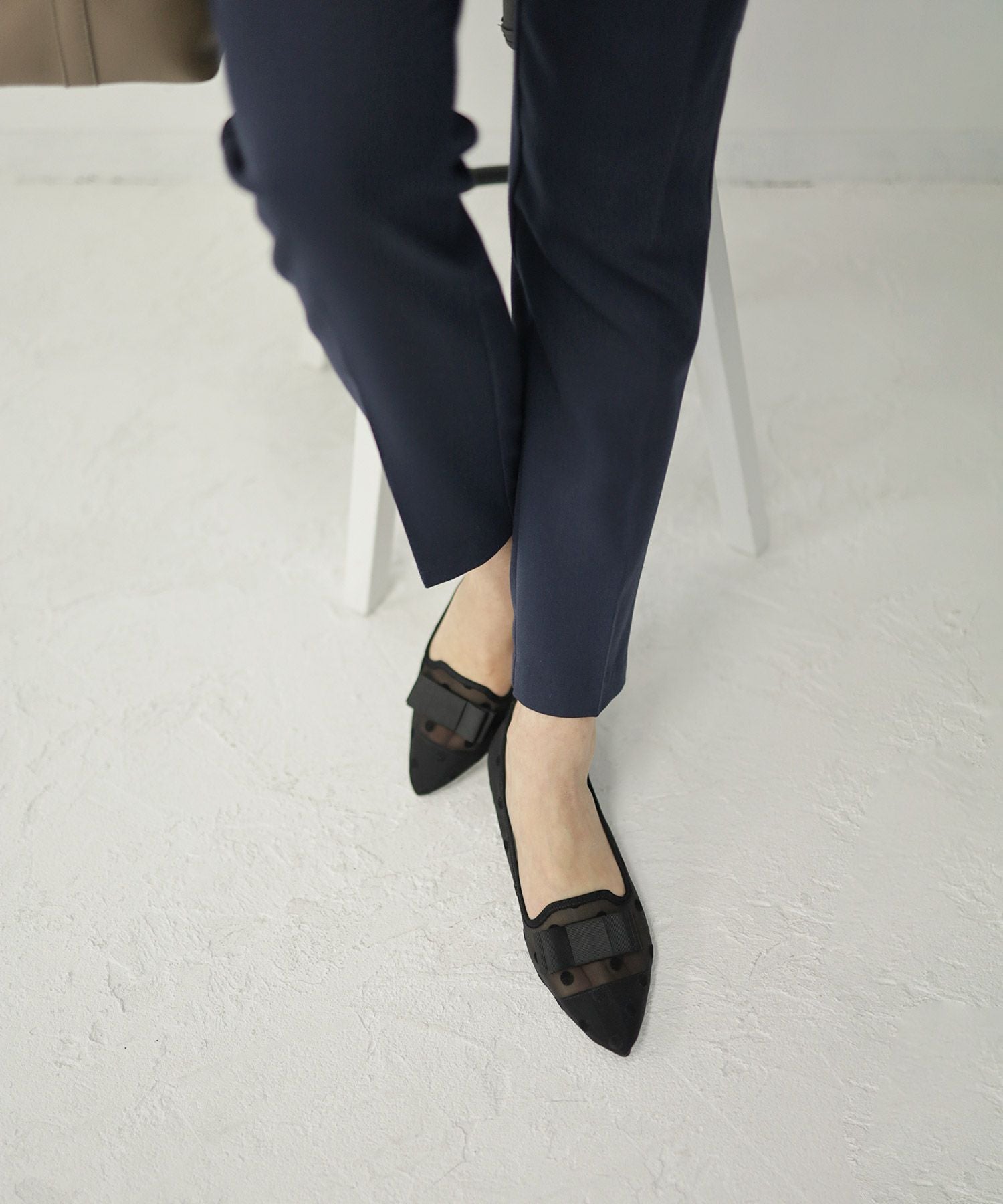 ドットチュールのリボン付きシースルーローヒールパンプス