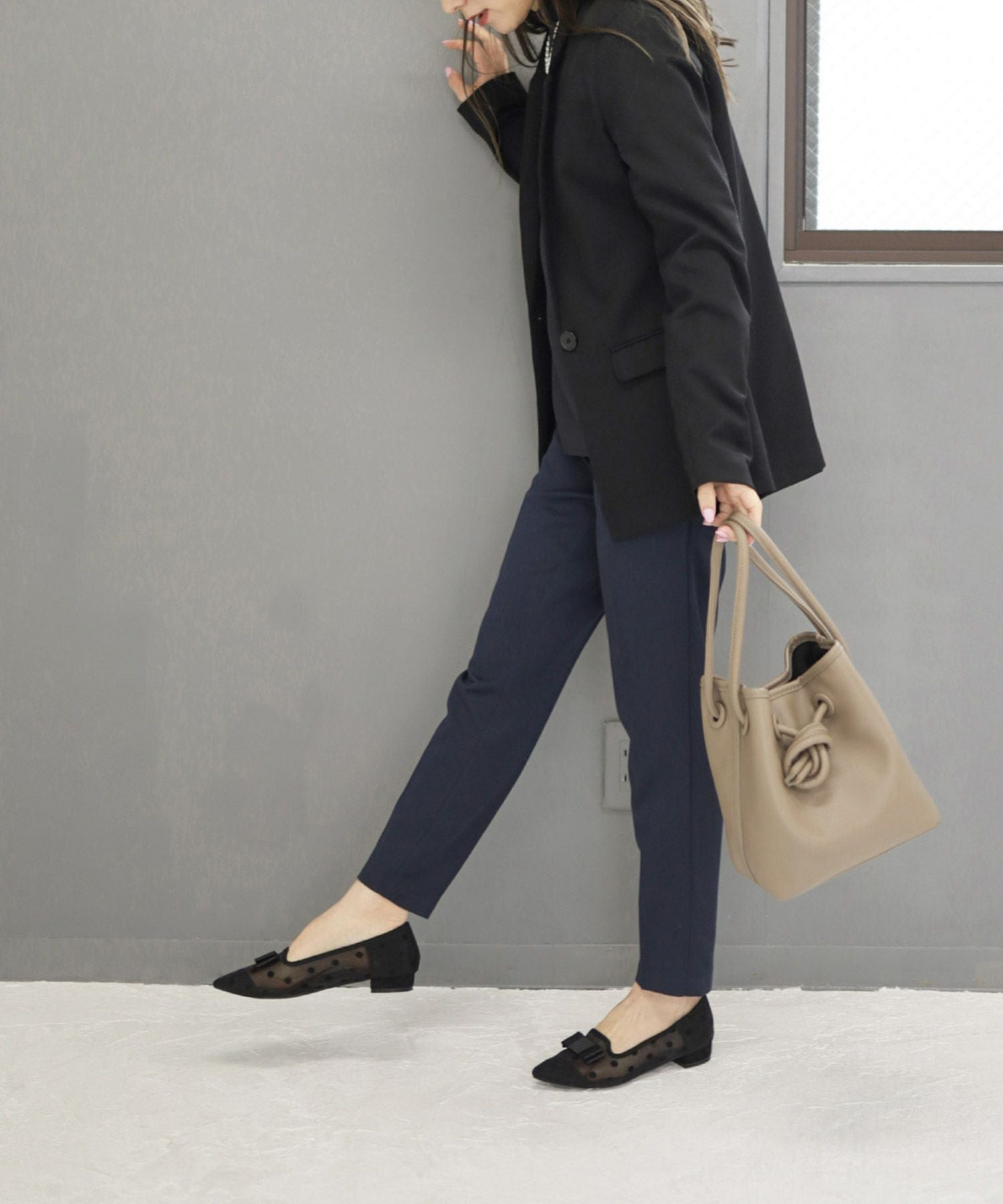 ドットチュールのリボン付きシースルーローヒールパンプス