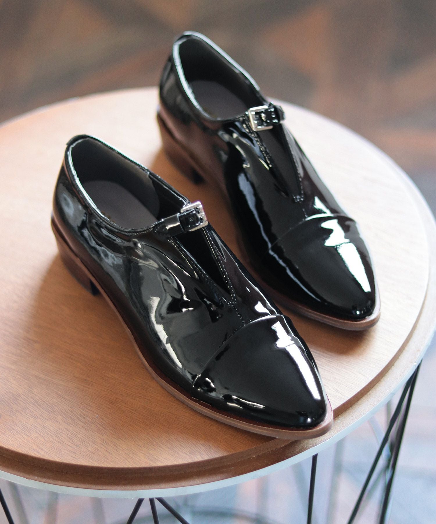 革ピースデザインのストラップドレスシューズ | SESTO(セスト