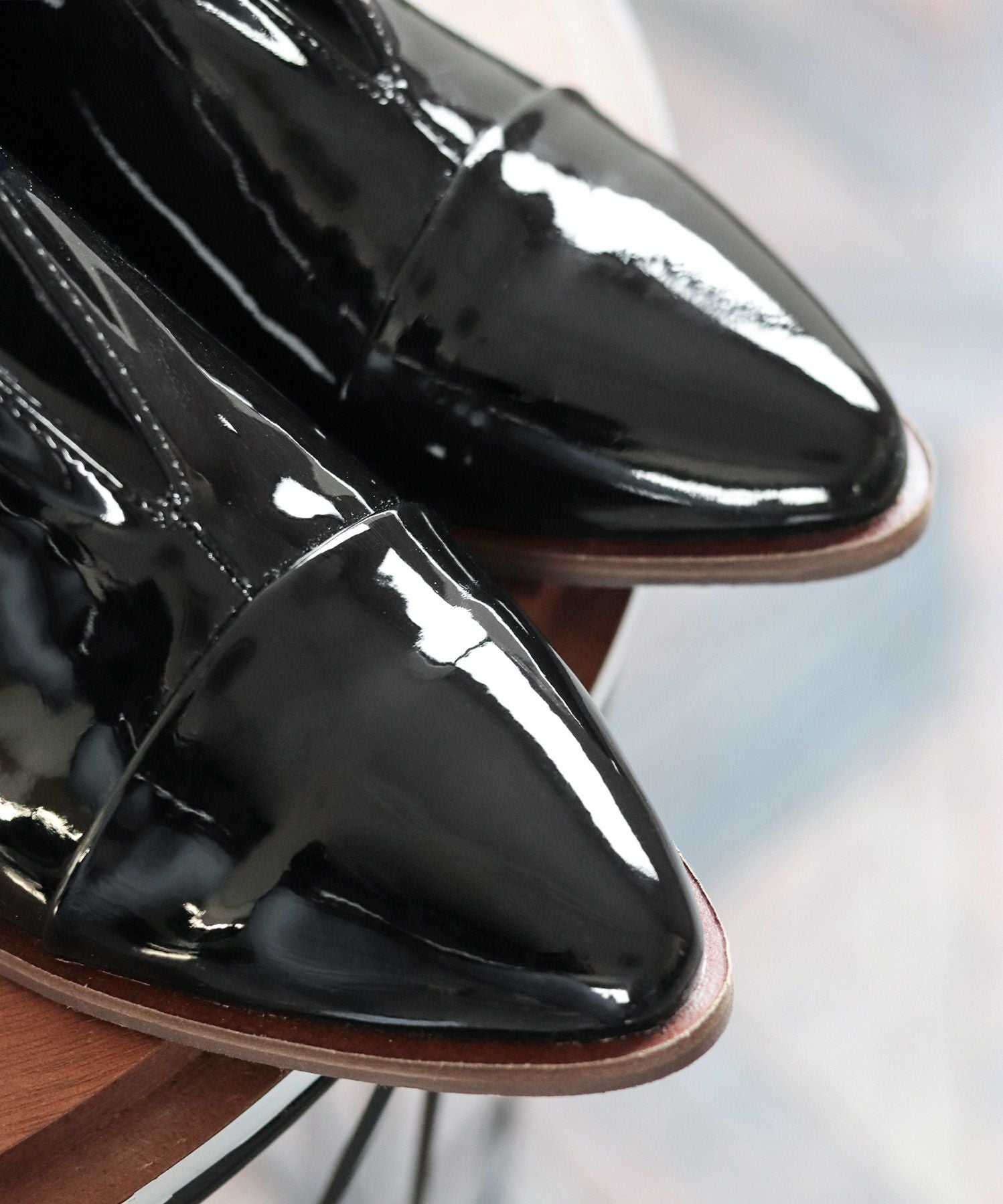 革ピースデザインのストラップドレスシューズ