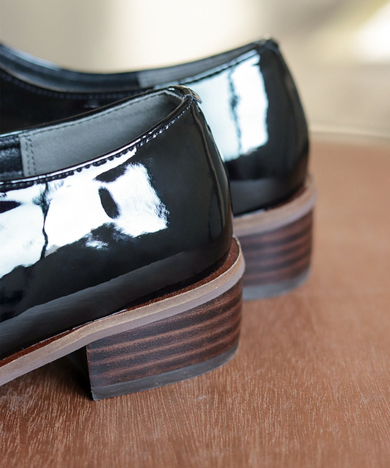 革ピースデザインのストラップドレスシューズ