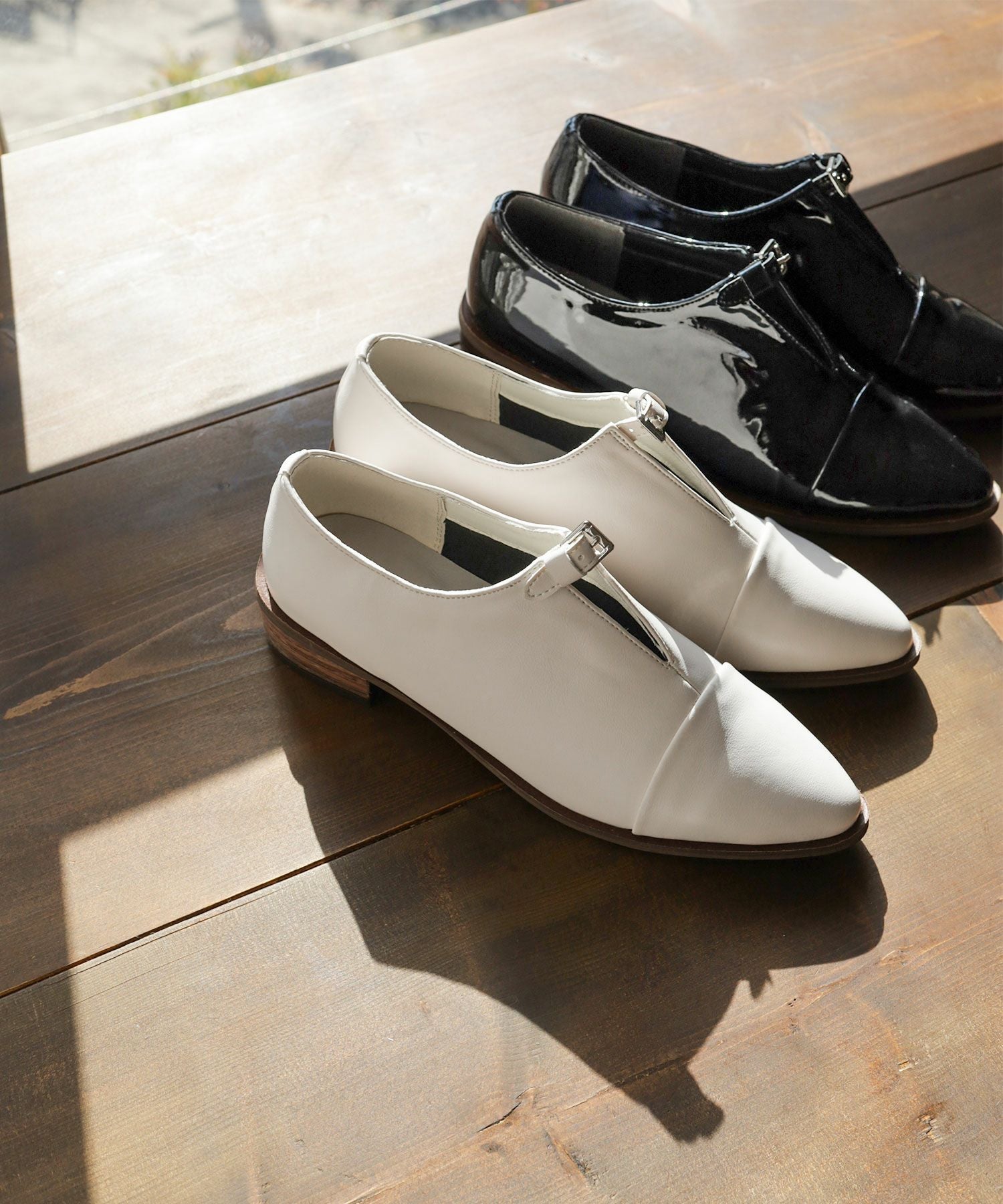 革ピースデザインのストラップドレスシューズ