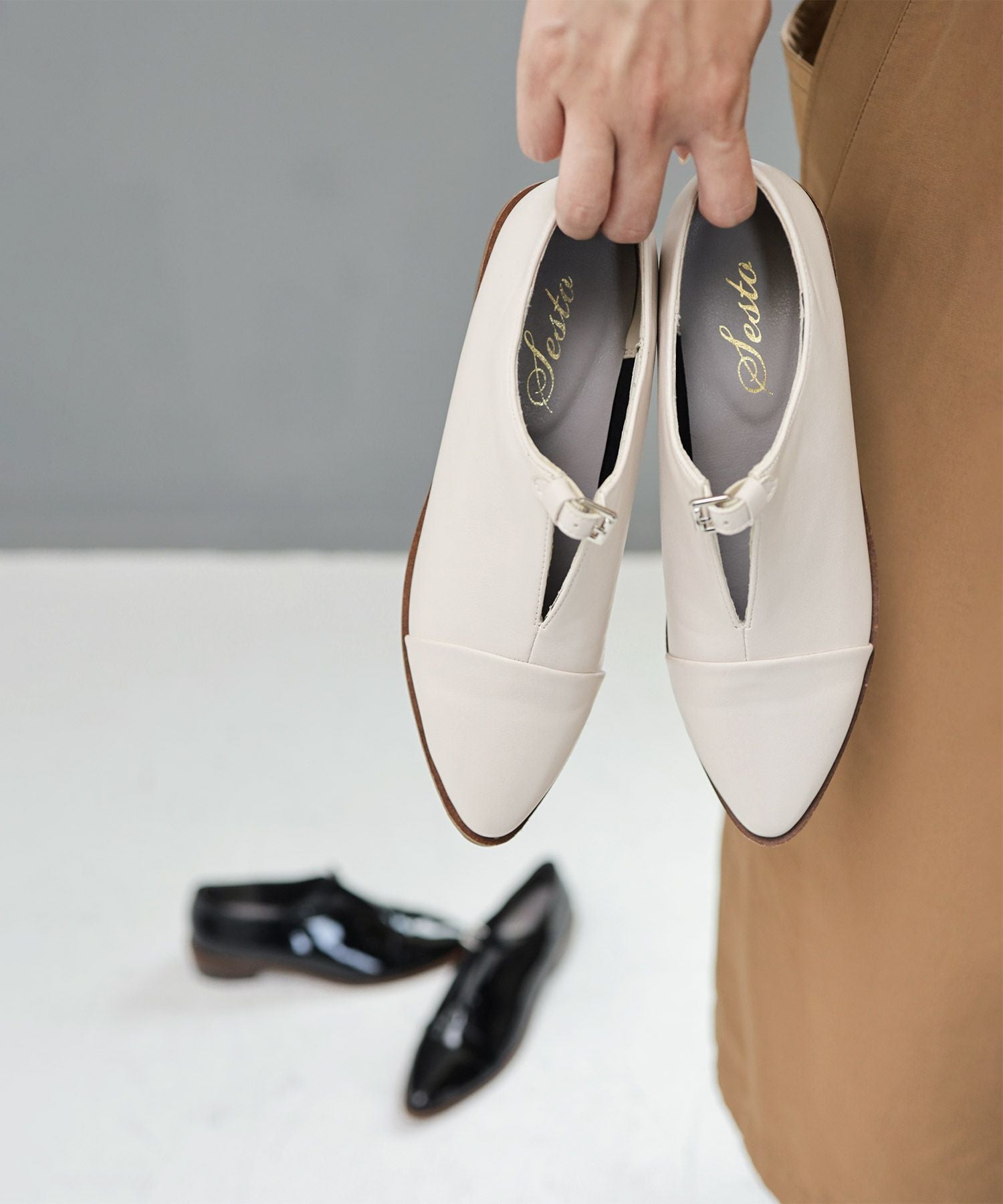 革ピースデザインのストラップドレスシューズ