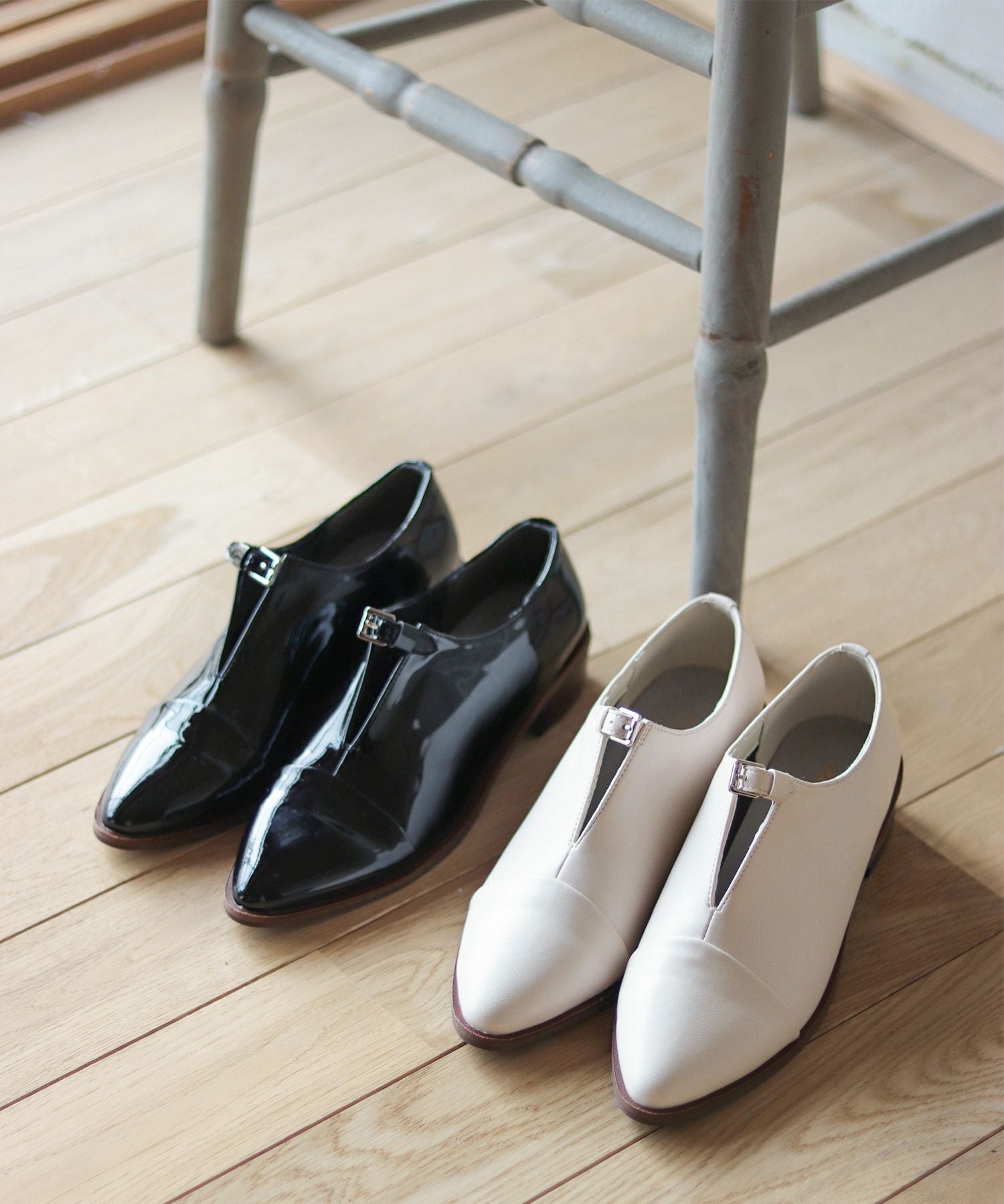 革ピースデザインのストラップドレスシューズ