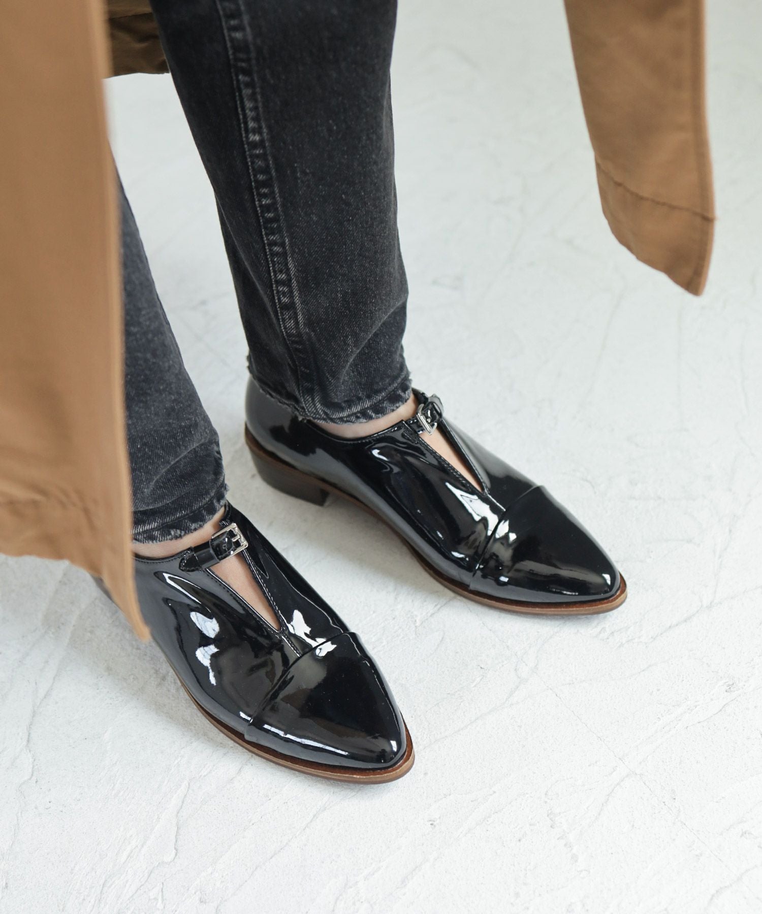 革ピースデザインのストラップドレスシューズ | SESTO(セスト