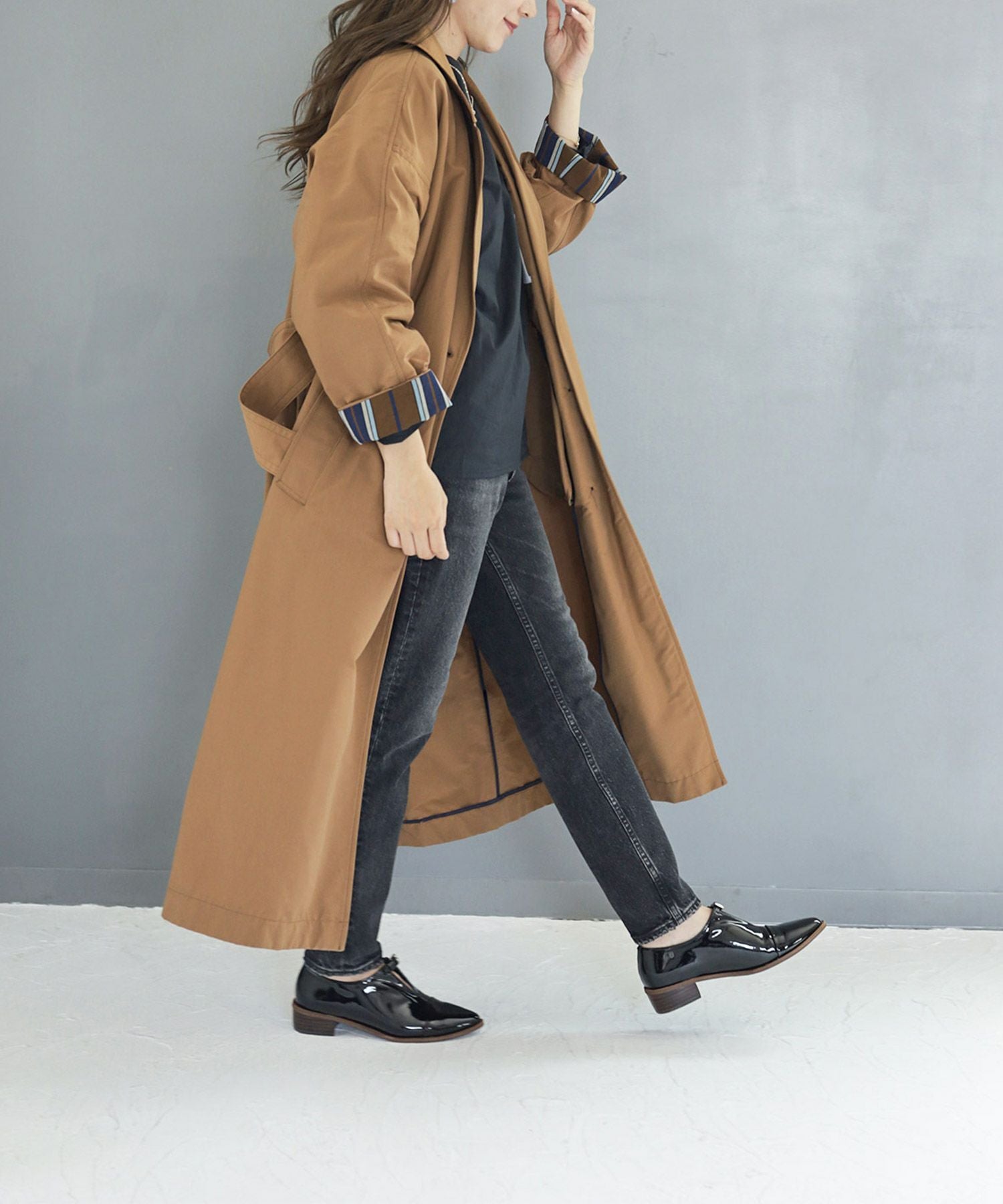 革ピースデザインのストラップドレスシューズ