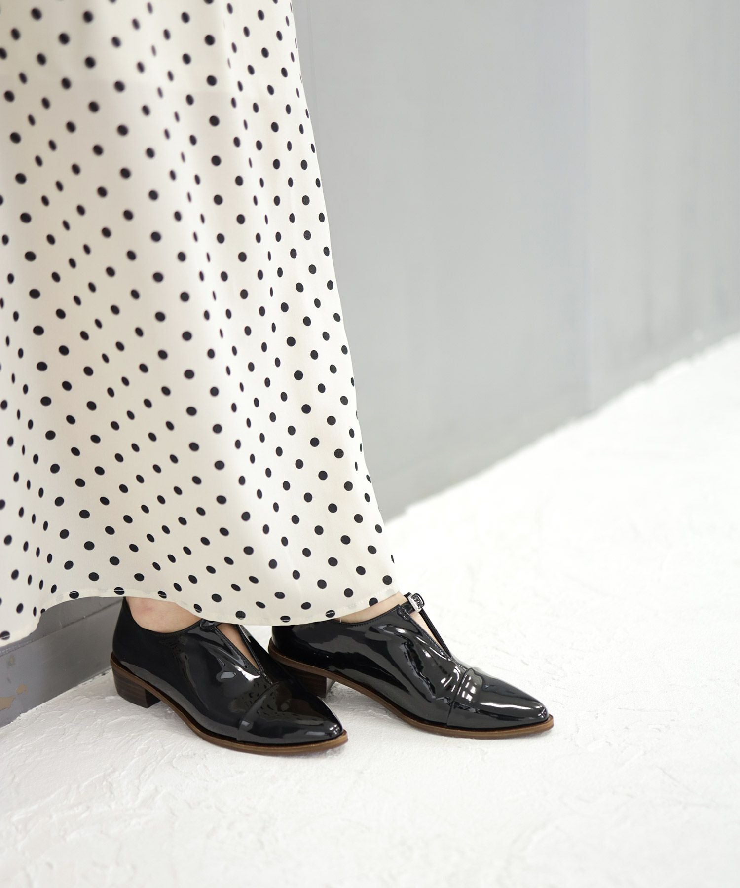 革ピースデザインのストラップドレスシューズ