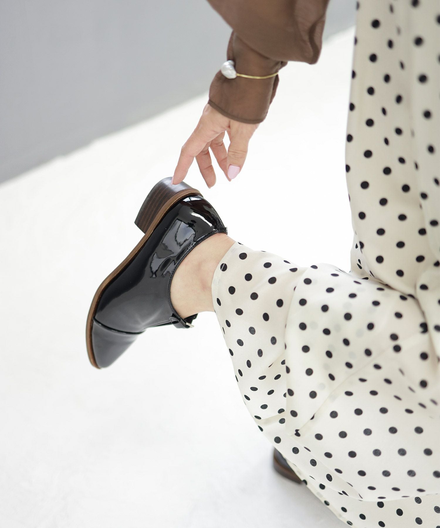 革ピースデザインのストラップドレスシューズ