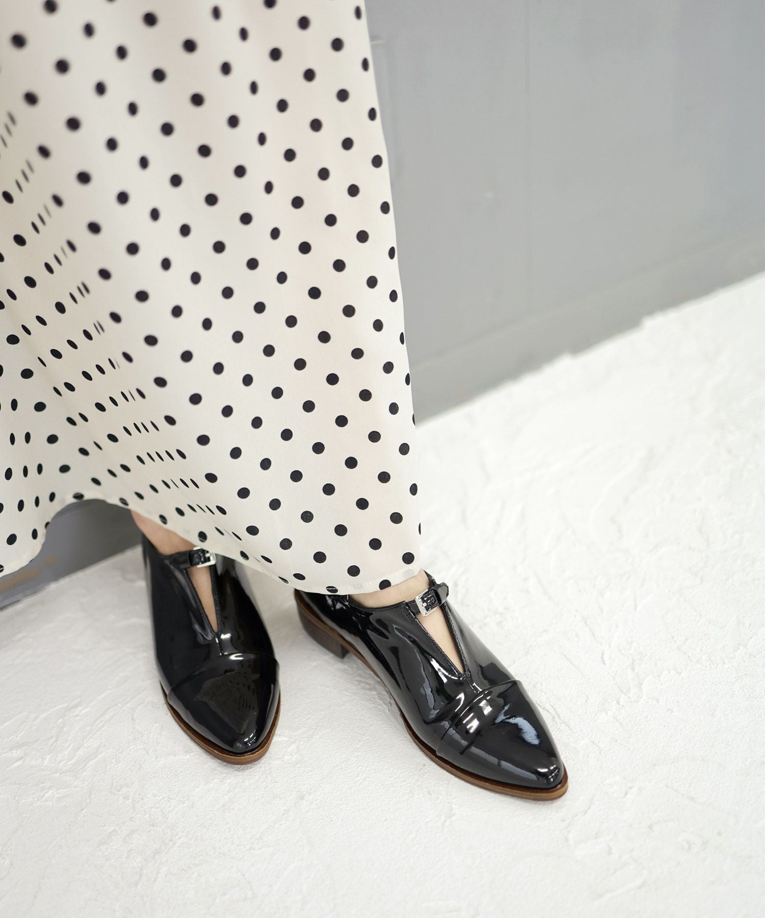 革ピースデザインのストラップドレスシューズ