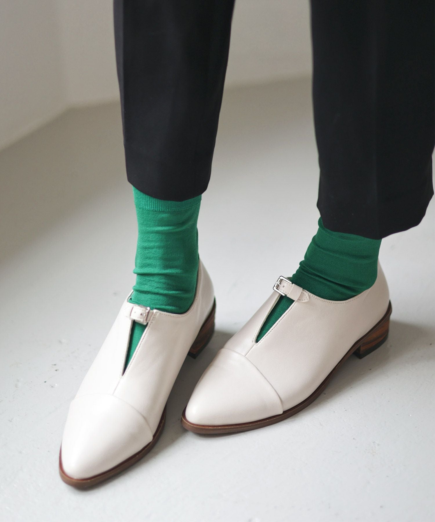 革ピースデザインのストラップドレスシューズ