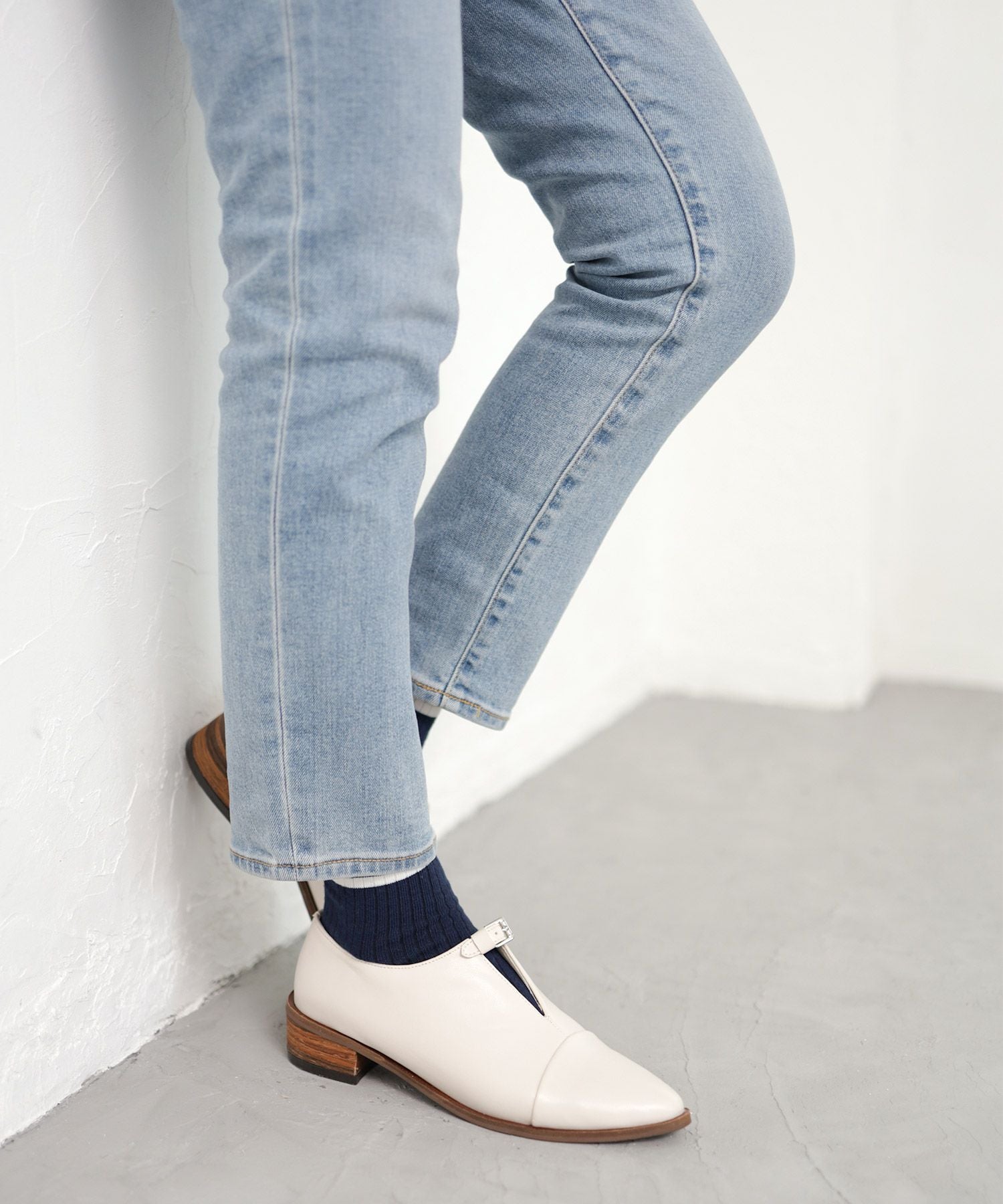 革ピースデザインのストラップドレスシューズ