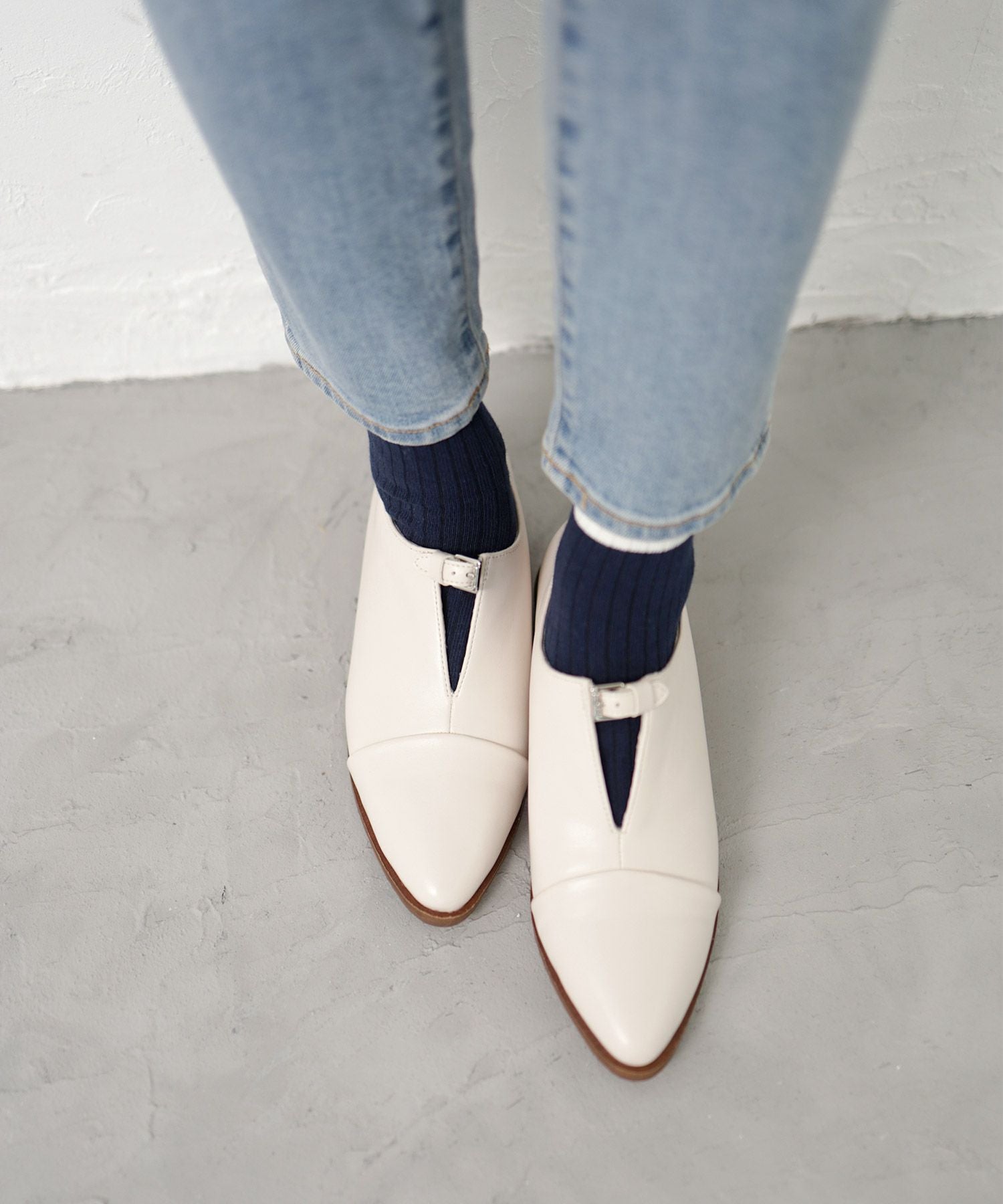 革ピースデザインのストラップドレスシューズ