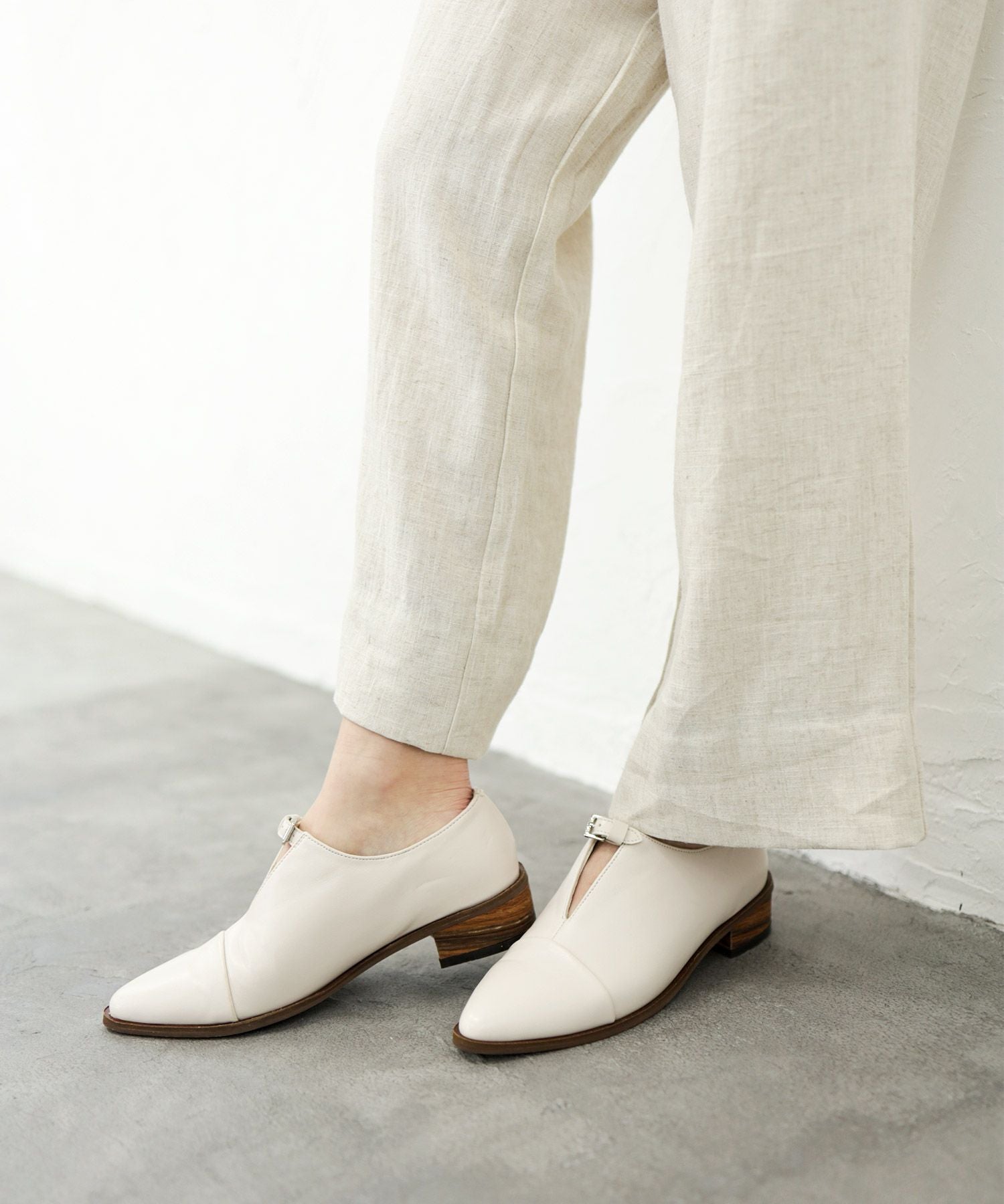 革ピースデザインのストラップドレスシューズ