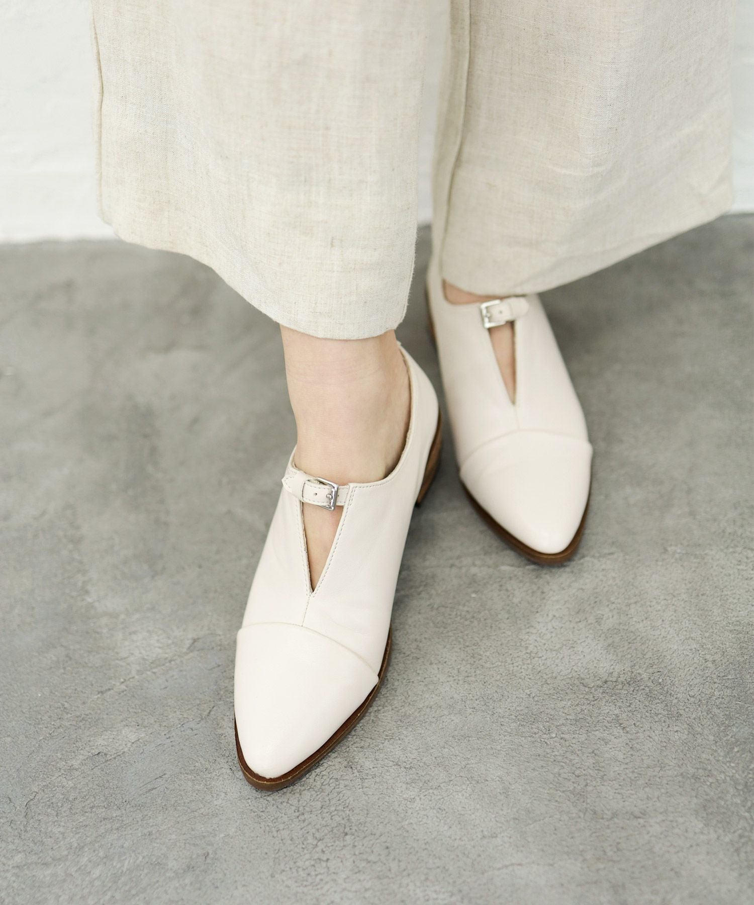 革ピースデザインのストラップドレスシューズ