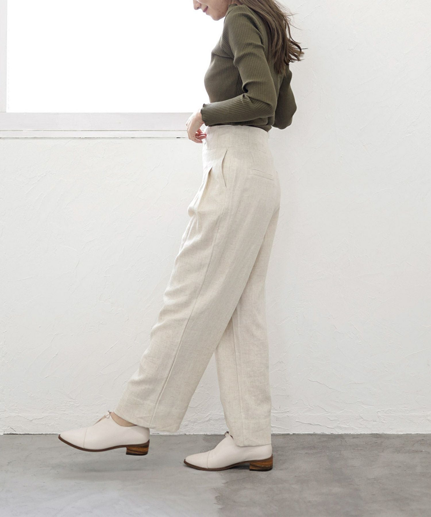 革ピースデザインのストラップドレスシューズ