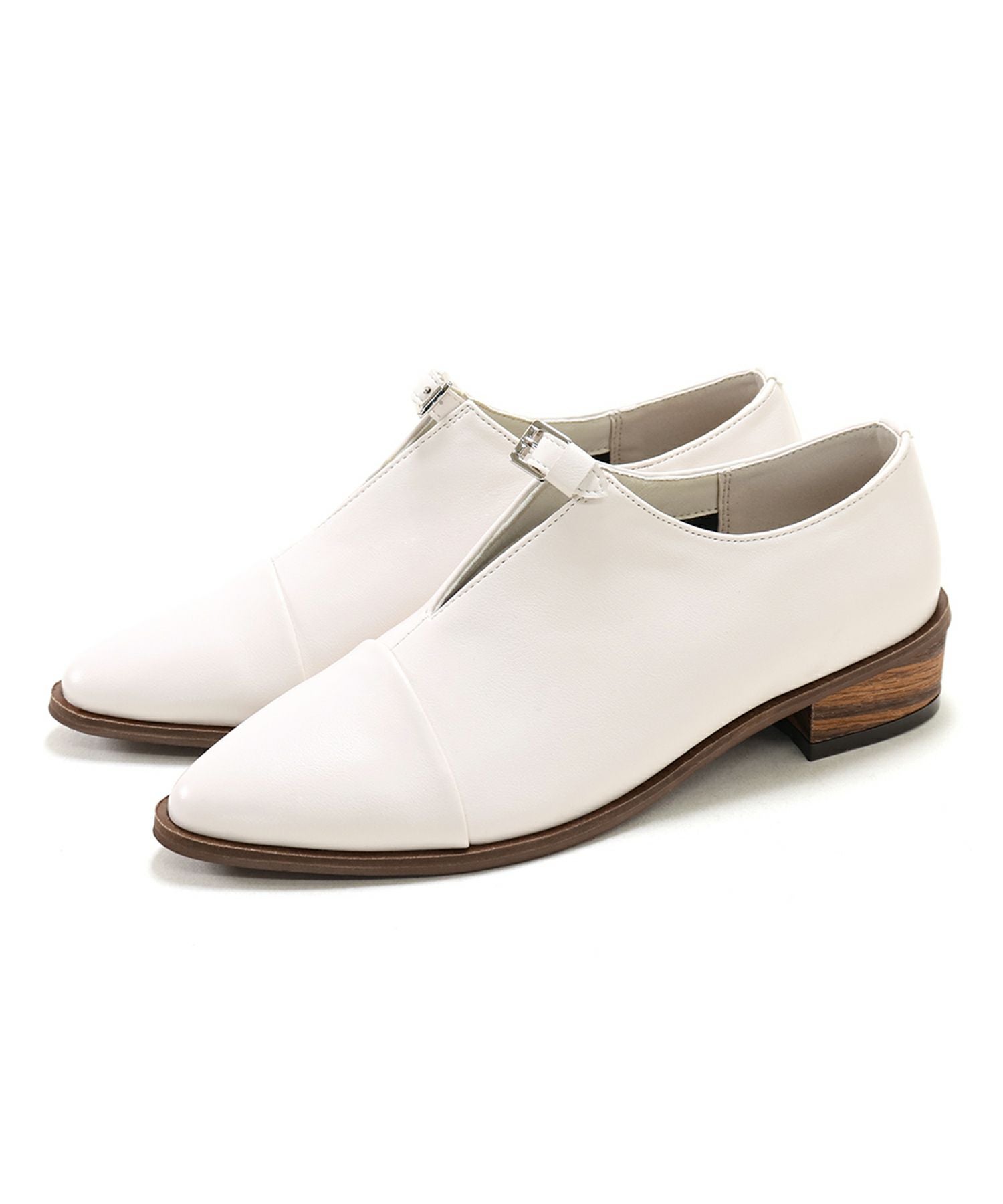 革ピースデザインのストラップドレスシューズ