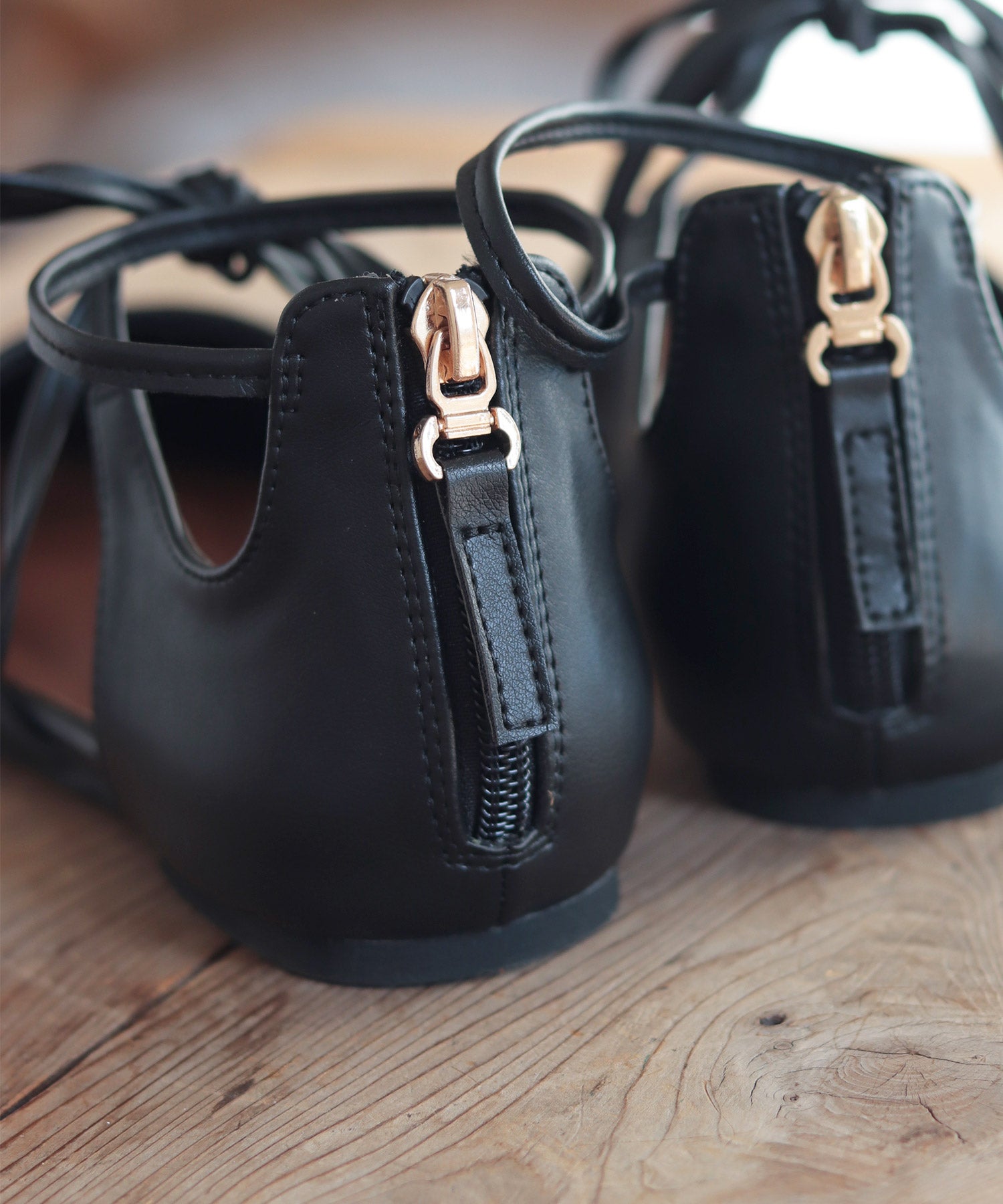 バックファスナー付きポインテッドトゥレースアップフラットパンプス 一部4月下旬入荷予定